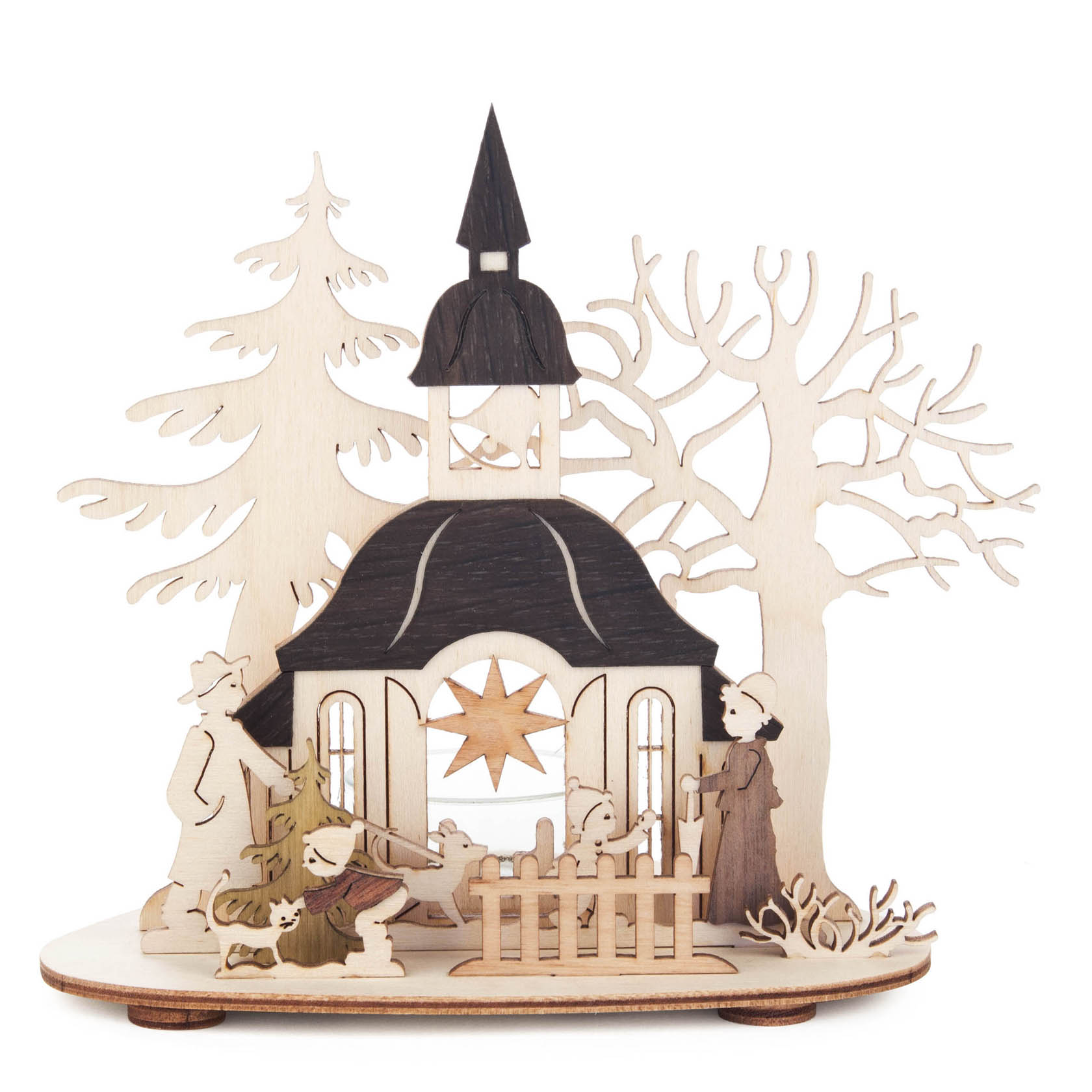 Holzteelichthalter in Form einer Kirche mit Personen und Bäumen, einem Stern in der Mitte und einem Zaun im Vordergrund. im Dregeno Online Shop günstig kaufen