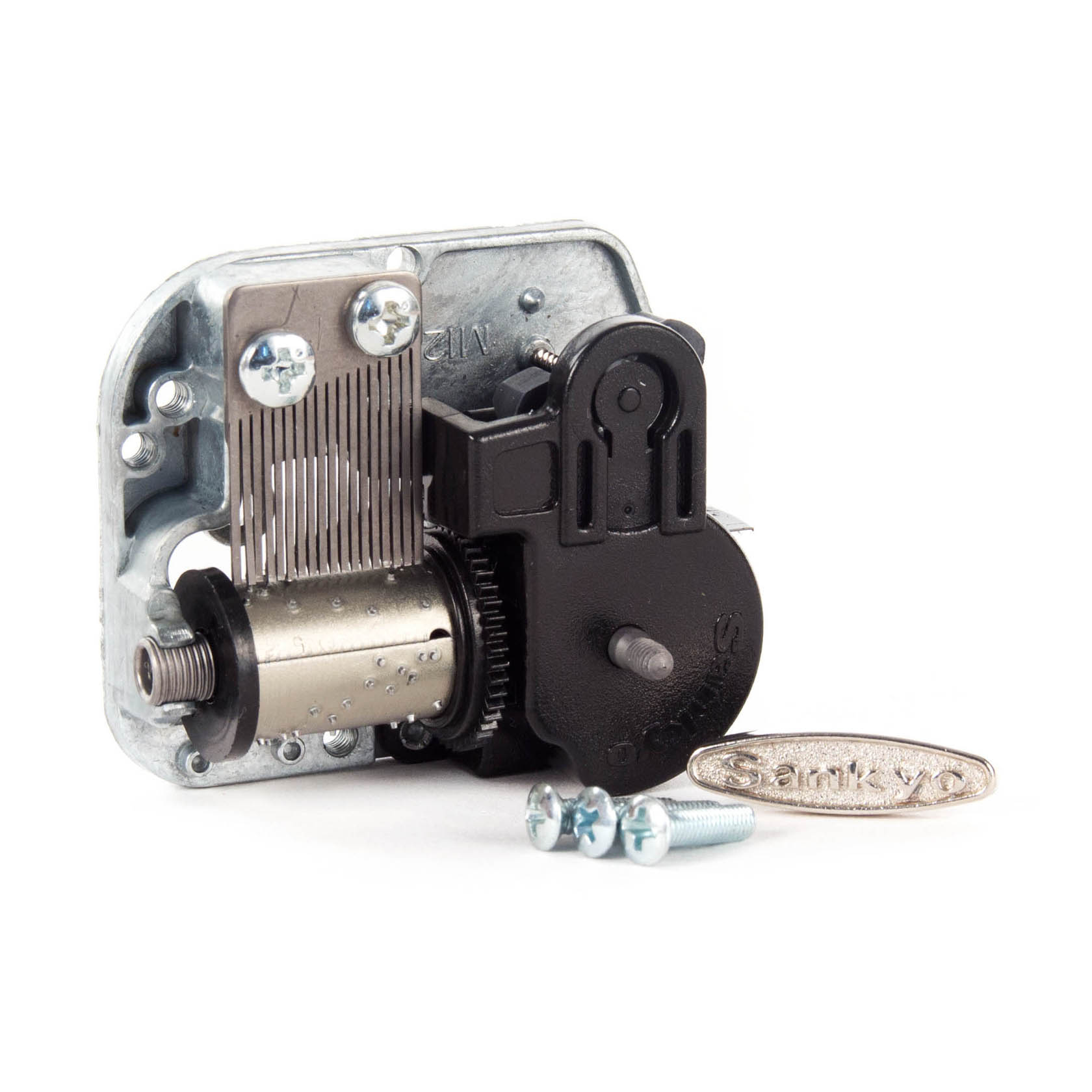 A Sankyo 18-note musical movement with visible gears and pins, accompanied by two small screws and a Sankyo-branded oval metal tag. im Dregeno Online Shop günstig kaufen