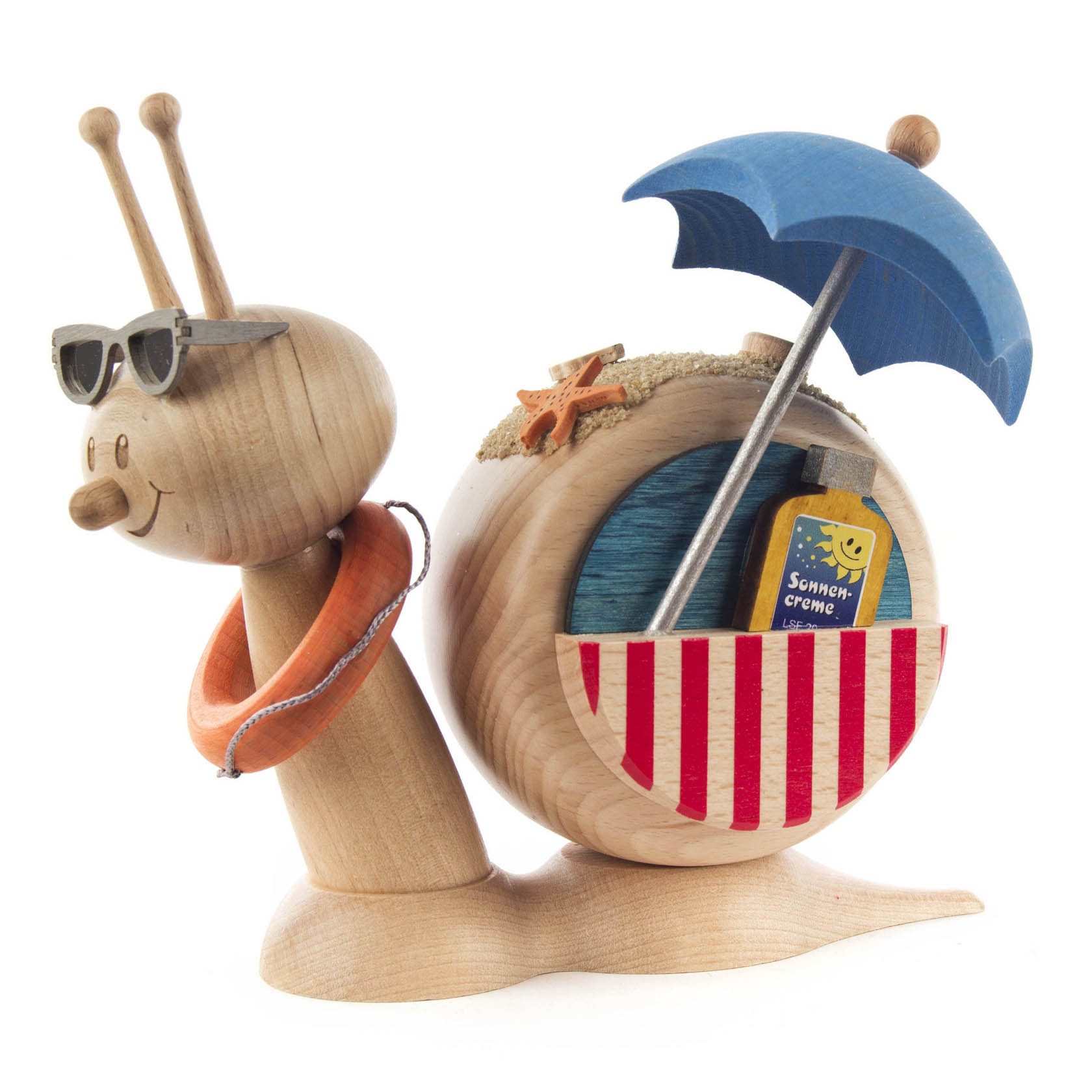 Holzräucherfigur einer Schnecke mit Sonnenbrille, Rettungsring und einer Muschel auf dem Haus. Das Schneckenhaus ist ein Strandabschnitt mit Sonnenschirm und Sonnencreme. im Dregeno Online Shop günstig kaufen