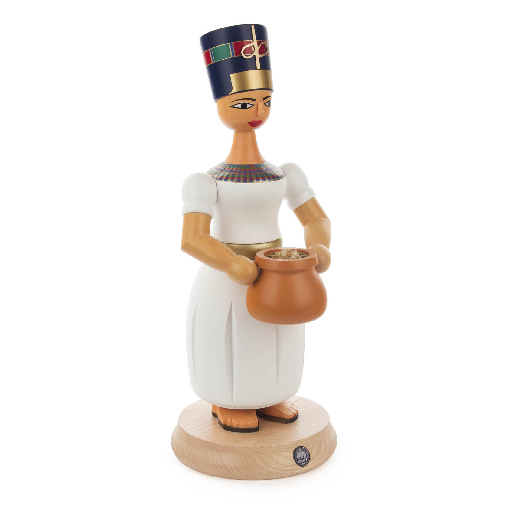 Holzfigur einer Räucherfrau, die die ägyptische Königin Nofretete darstellt. Sie trägt ein traditionelles weißes Gewand und eine hohe blaue Krone.