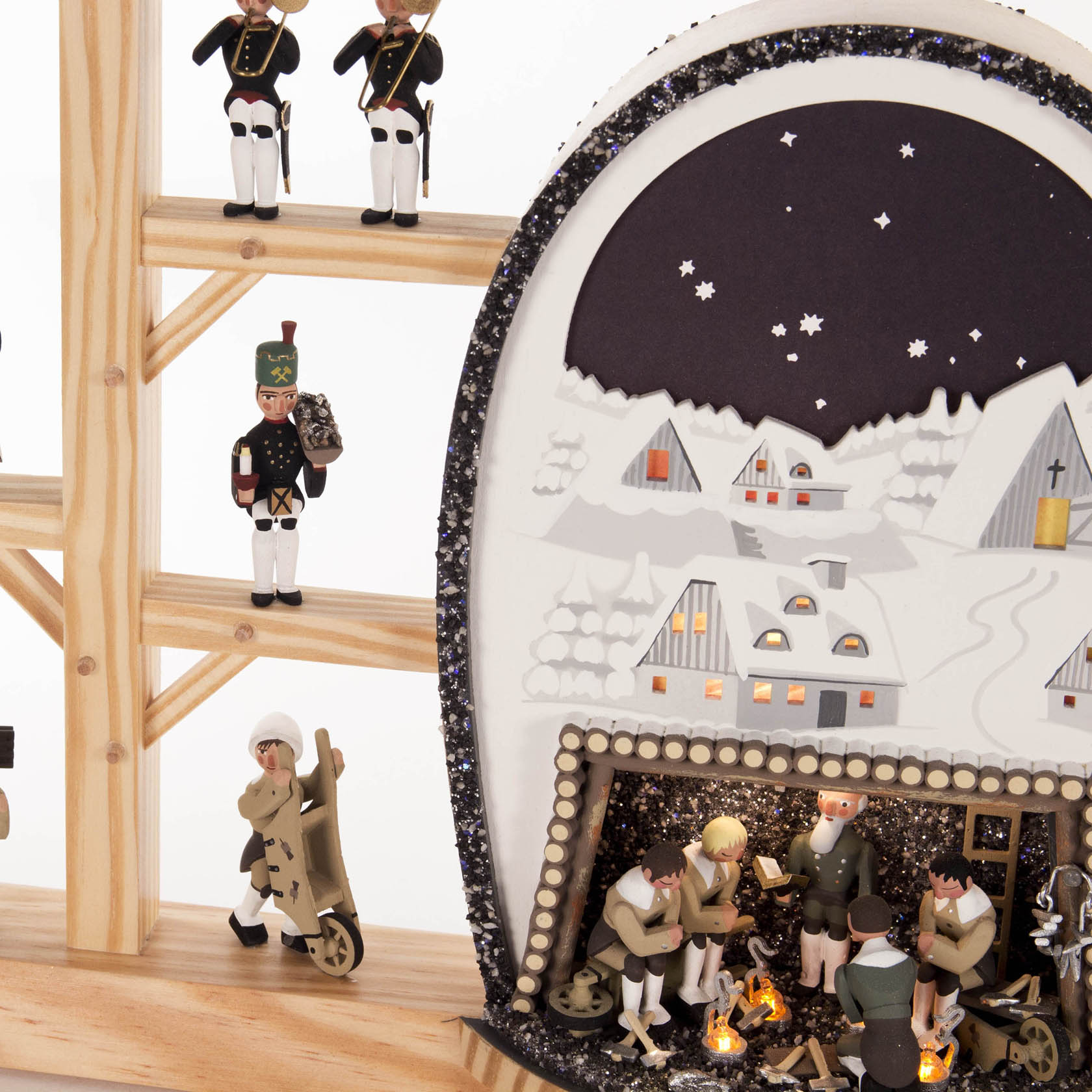 Ein Schwibbogen 'Cynsifen anno 1324' mit Bergwerksszene, Erzgebirgsfiguren und elektrischer Beleuchtung. Figuren zeigen Bergmänner bei der Arbeit und winterliche Dorfkulisse.