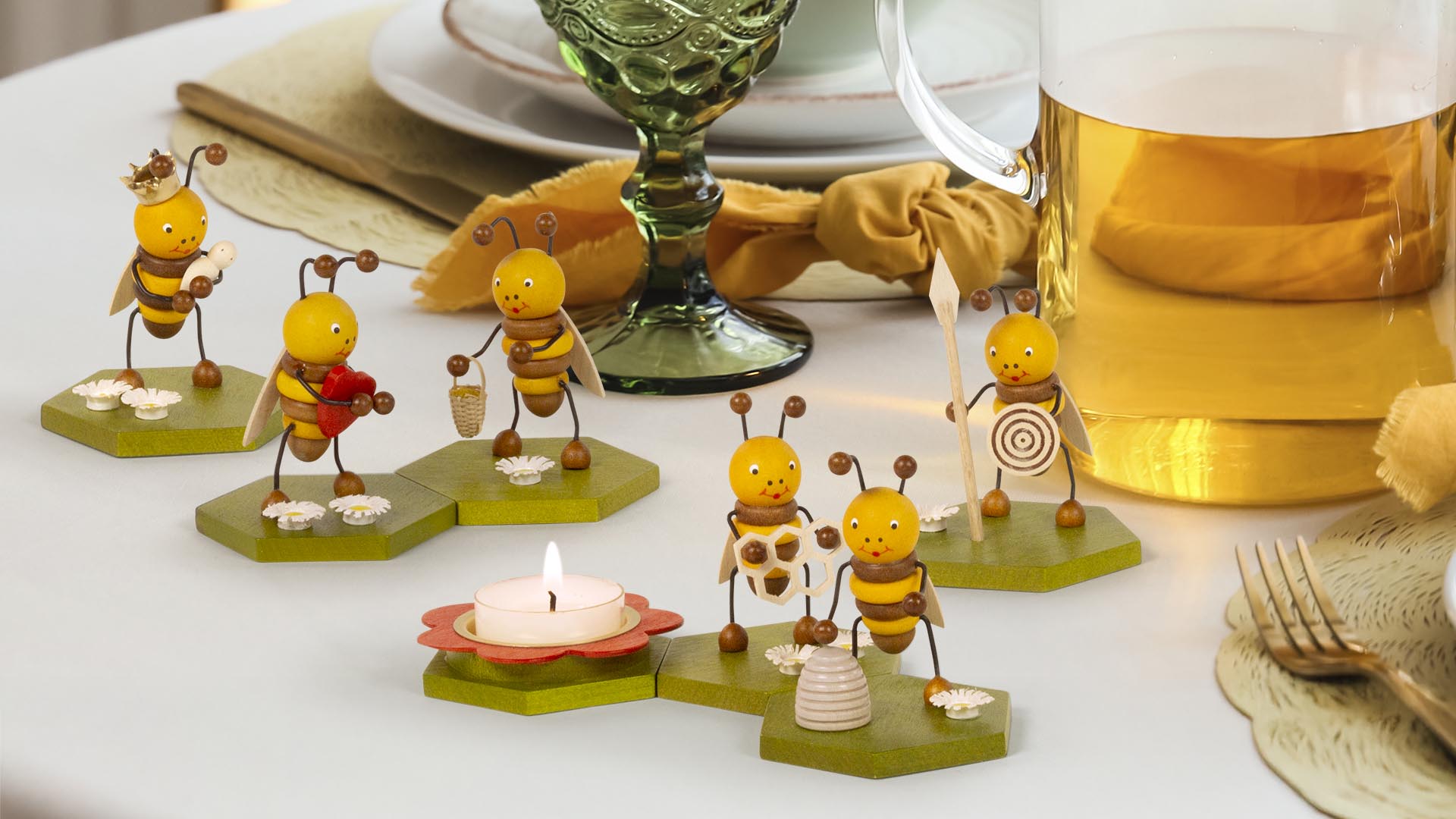 Holzfiguren Bienen mit Teelichthalter in Blütenform