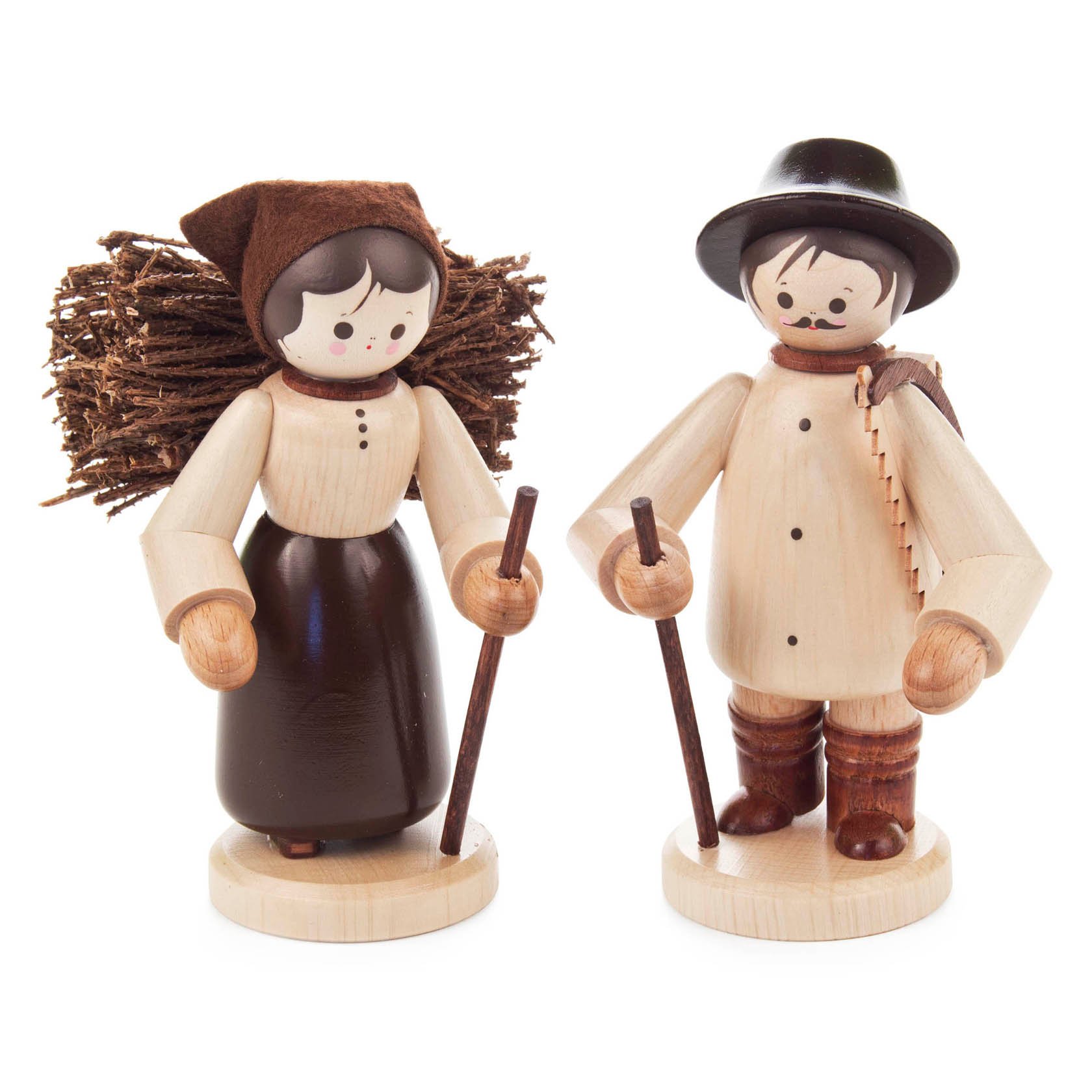 Zwei hölzerne Figuren im traditionellen bäuerlichen Stil. Eine Frau mit braunem Rock und Kopftuch trägt ein Reisigbündel. Ein Mann mit Stock und schwarzem Hut. im Dregeno Online Shop günstig kaufen