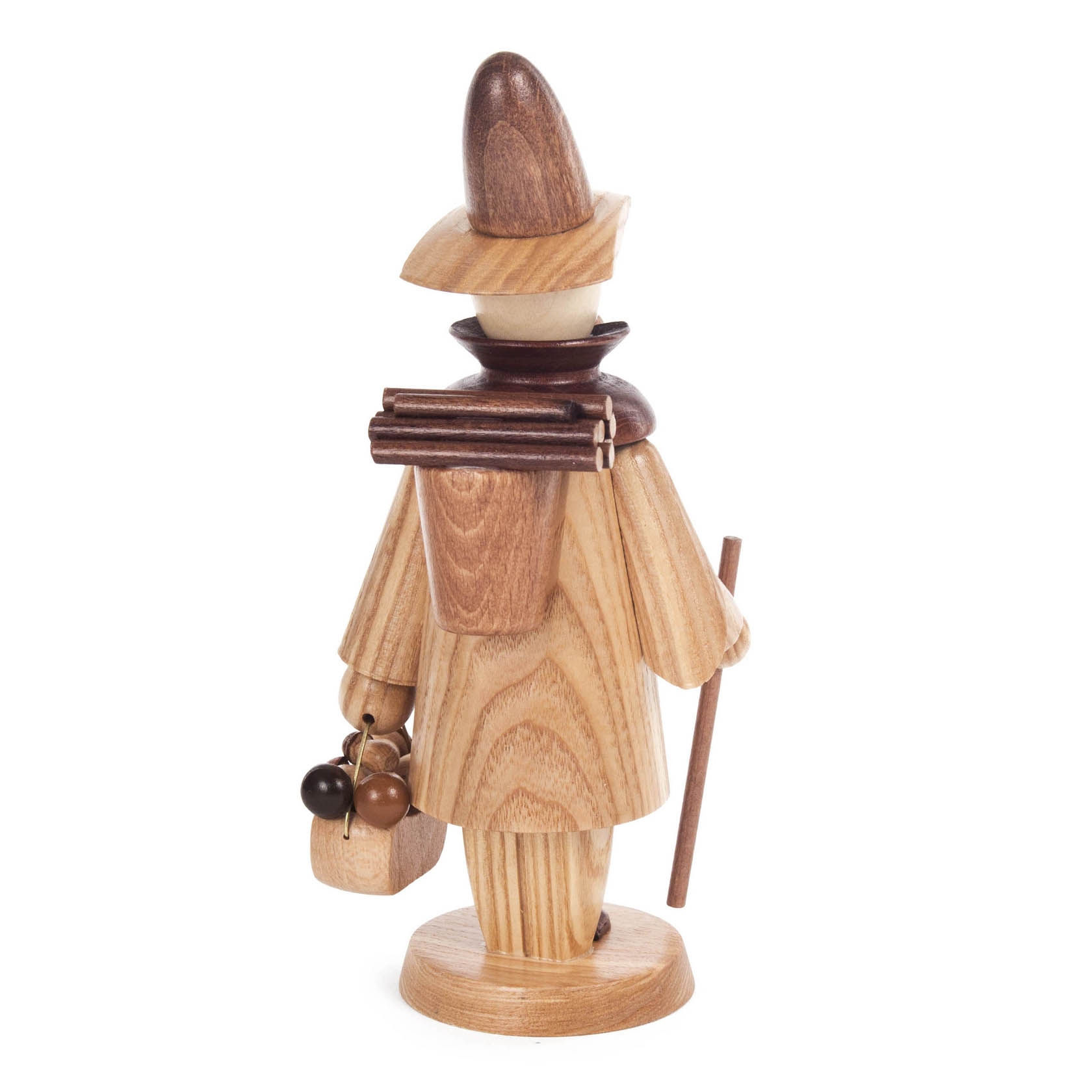 Ein hölzerner Räuchermann in Form eines Pilzsammlers. Er trägt einen Mantel und Hut, hält einen Korb mit zwei Pilzen und einen Wanderstock.