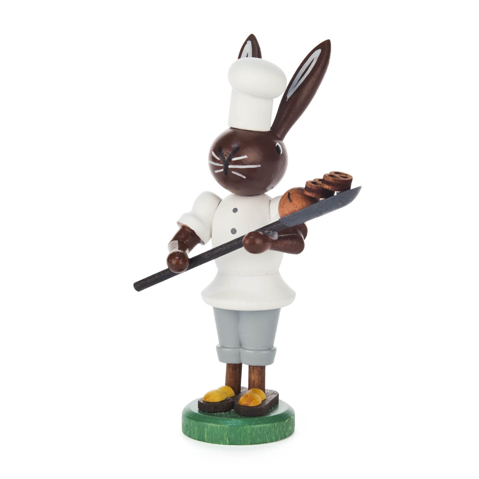 Holzfigur eines Hasen als Bäcker mit weißer Kochmütze, der eine Backschaufel mit drei Brötchen darauf hält. im Dregeno Online Shop günstig kaufen