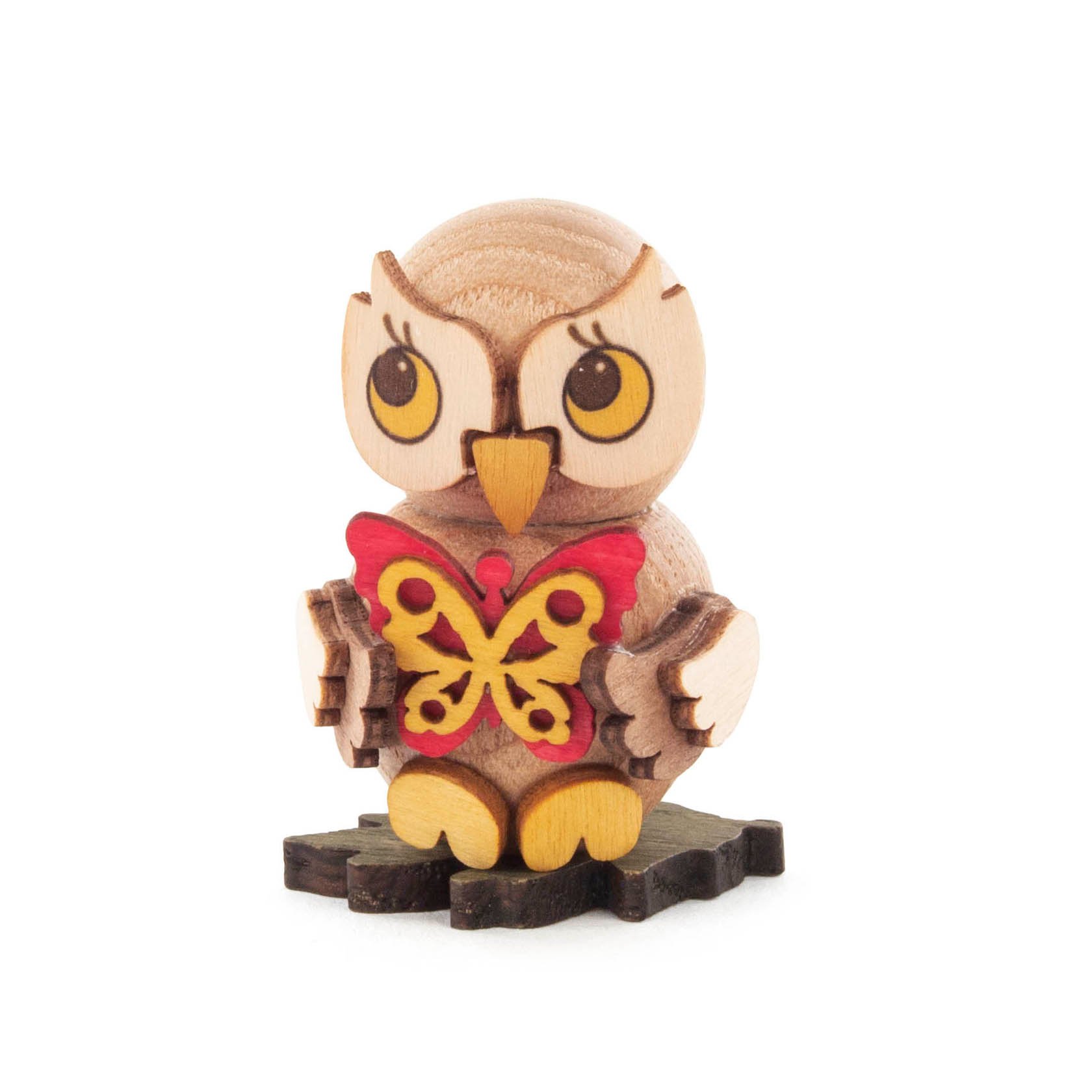 Holzfigur eines Eulenkindes, das einen roten Schmetterling mit gelben und schwarzen Mustern vor sich hält. Die Eule hat große Augen und steht auf einem dunklen Sockel. im Dregeno Online Shop günstig kaufen