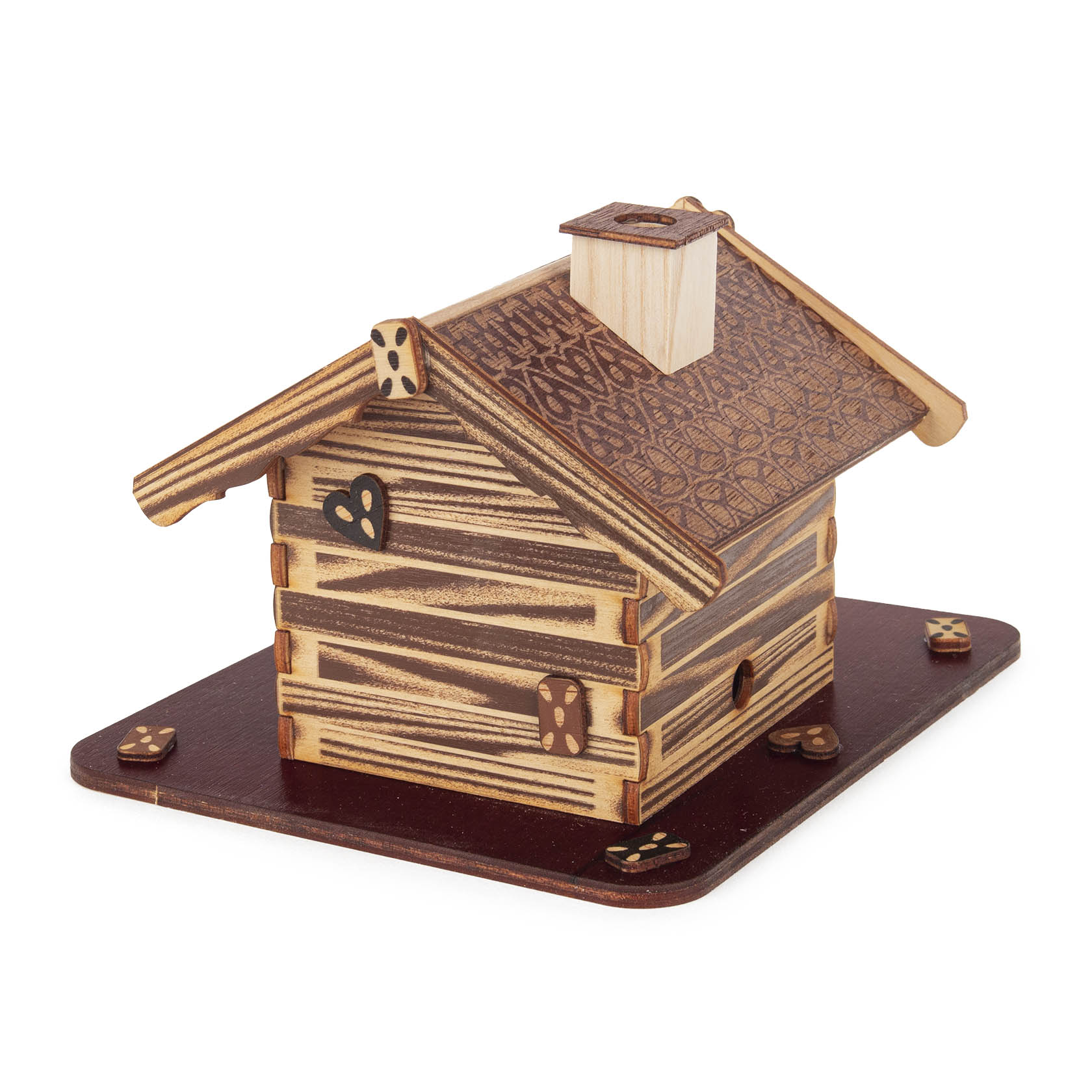 Holz-Räucherhaus in Form eines Pfefferkuchenhauses mit geschnitzten Figuren von Hänsel und Gretel davor.