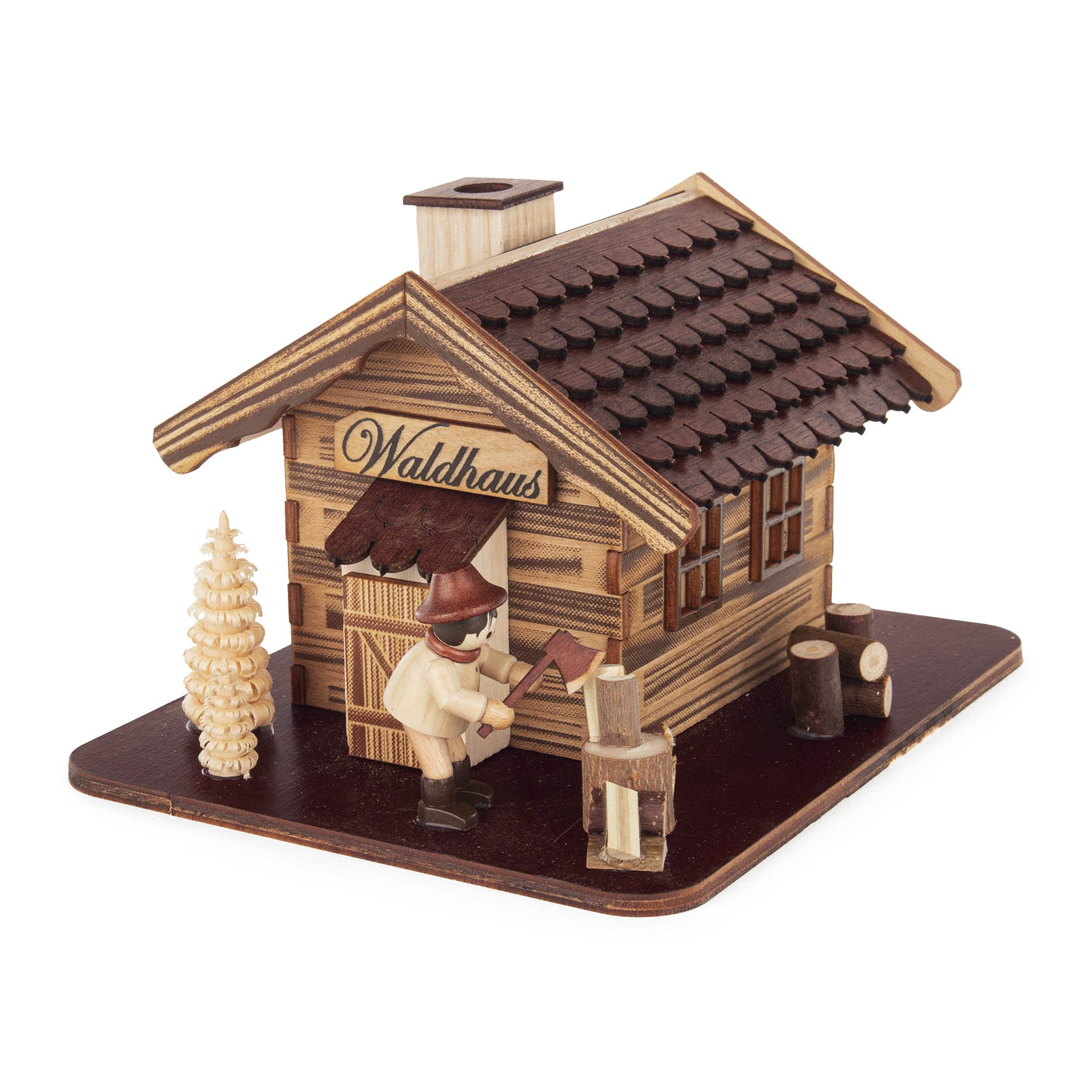 Ein detailreiches Räucherhaus im Stil einer Blockhütte mit der Aufschrift 'Waldhaus'. Vor dem Haus steht eine Holzfigur eines Holzmachers mit Beil. im Dregeno Online Shop günstig kaufen
