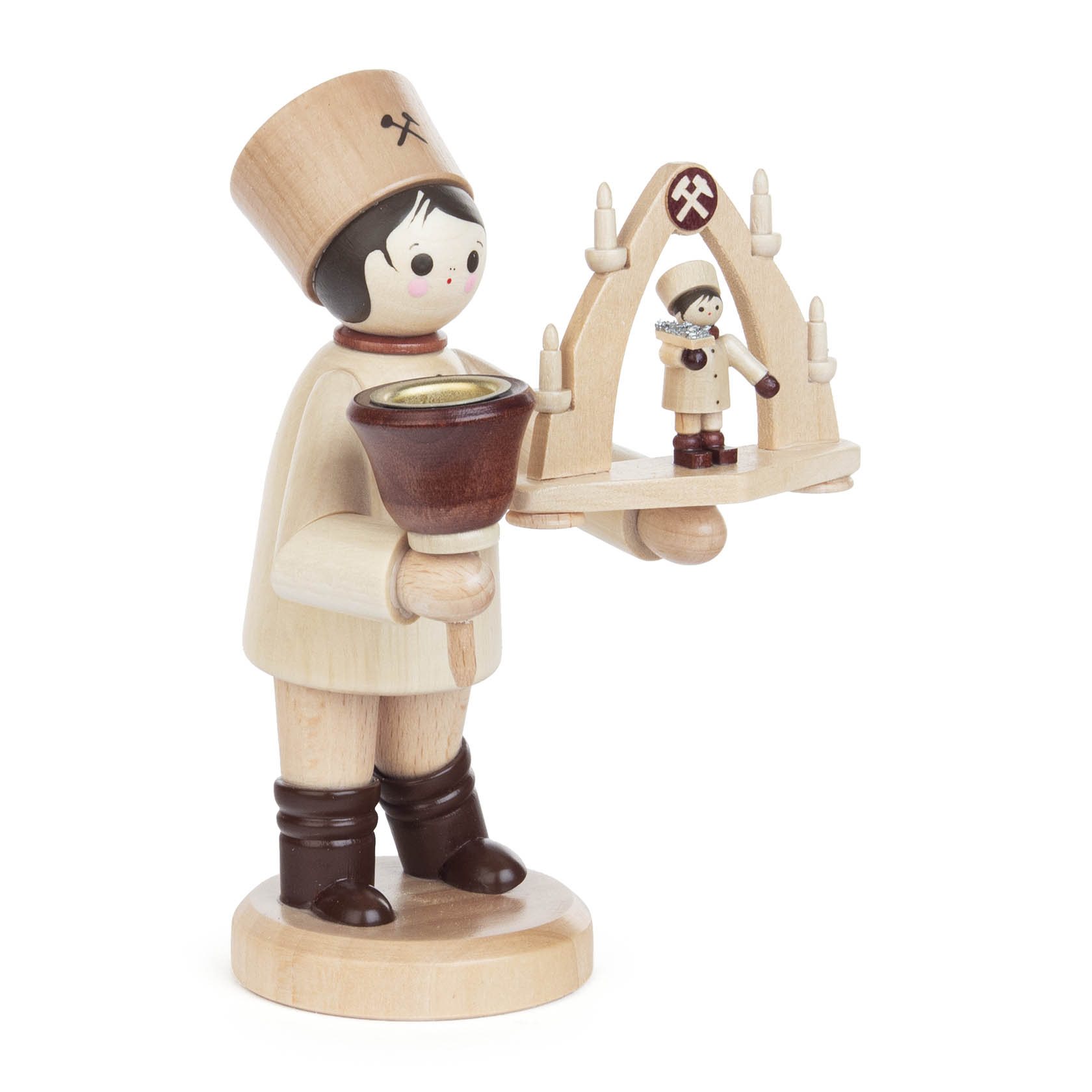 Holzfigur eines Bergmanns, der einen Miniatur-Schwibbogen mit einer LUMIX LED-Kerze hält. Der Schwibbogen zeigt eine kleine Bergmannsfigur.