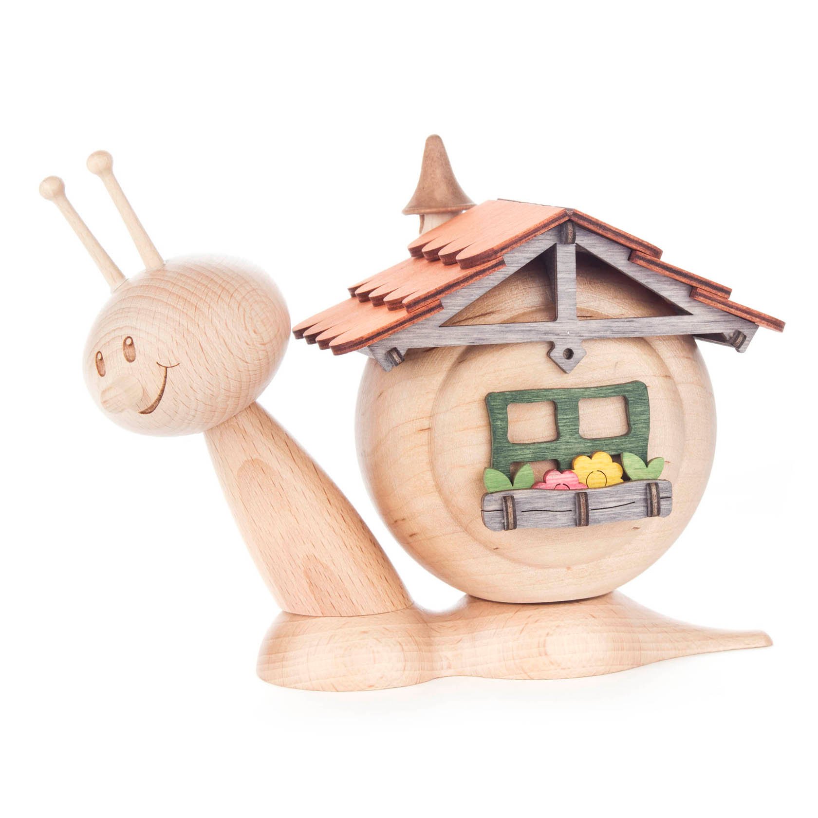 Holzfigur einer Schnecke mit einem lächelnden Gesicht. Auf dem Schneckenhaus sitzt ein kleines Modell eines Hauses mit einem Dach und Blumen in einem Fensterkasten. im Dregeno Online Shop günstig kaufen