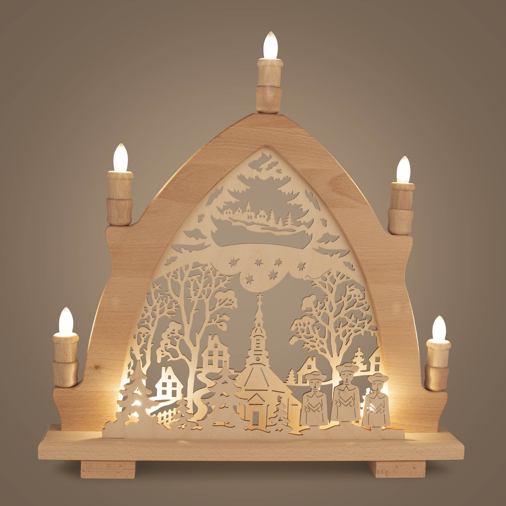 Ein traditioneller LED-Leuchterbogen aus Holz mit Silhouette der Seiffener Kirche, Bäumen und Figuren. Sechs Kerzen leuchten auf dem Bogen.