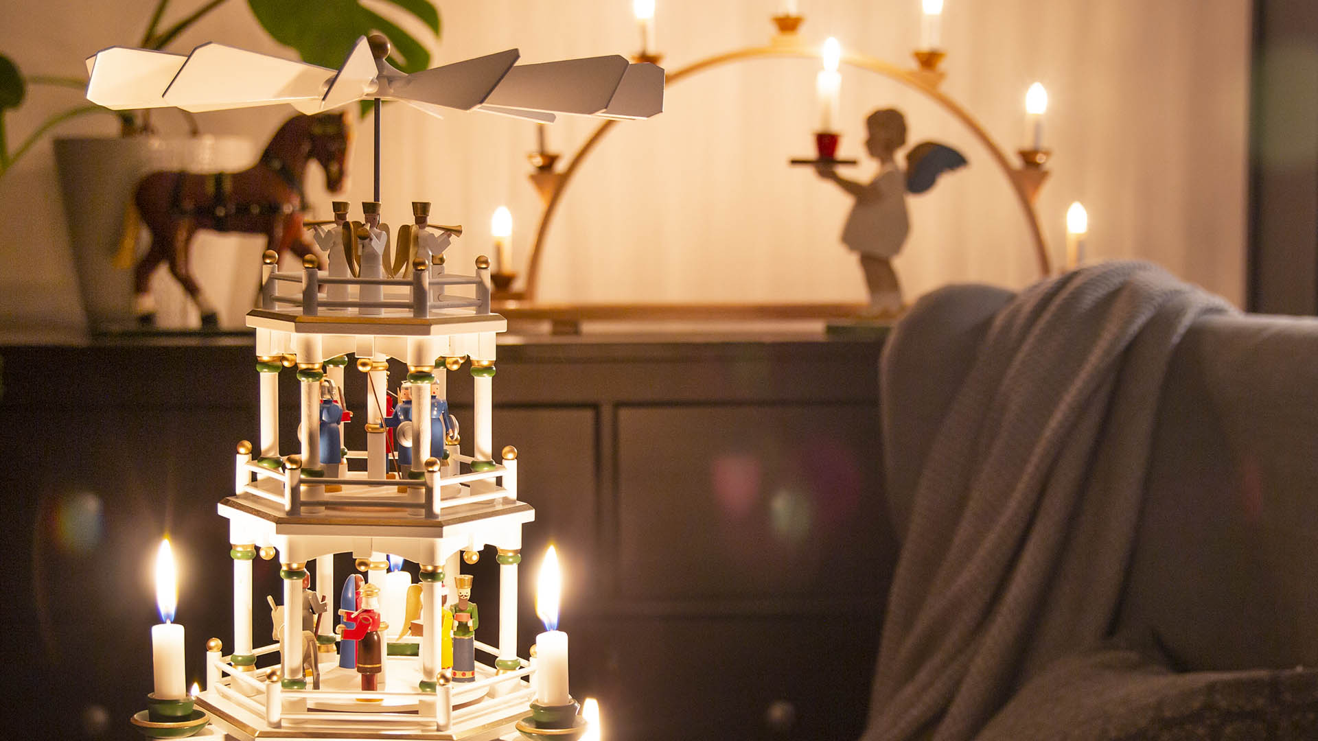 Weiße mehrstöckige Pyramide mit Krippefiguren