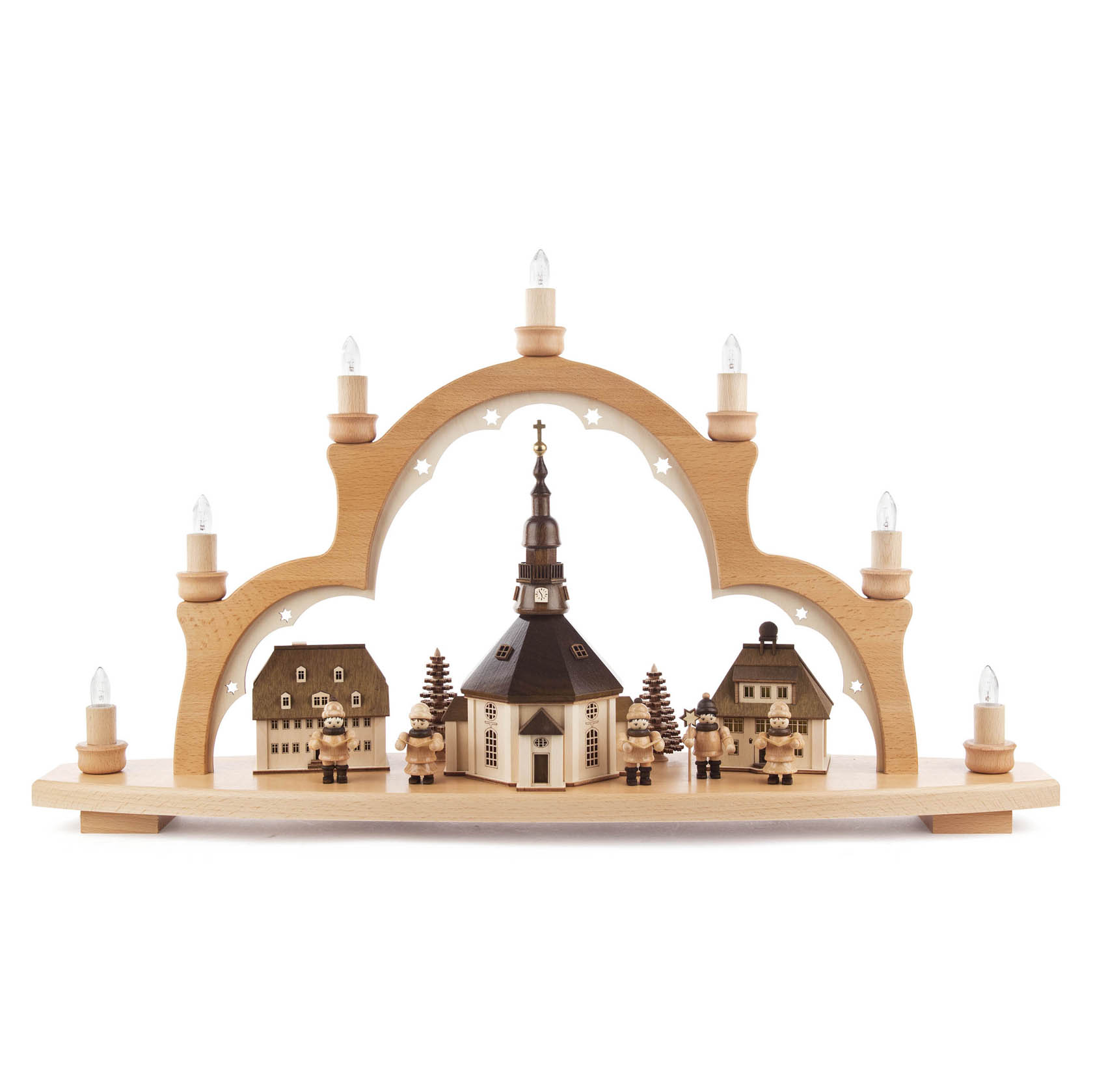 Ein traditioneller Schwibbogen zeigt ein Miniaturdorf mit Kirche und Figuren, umrahmt von einem hellen Holzrahmen, beleuchtet mit elektrischen Kerzen. im Dregeno Online Shop günstig kaufen