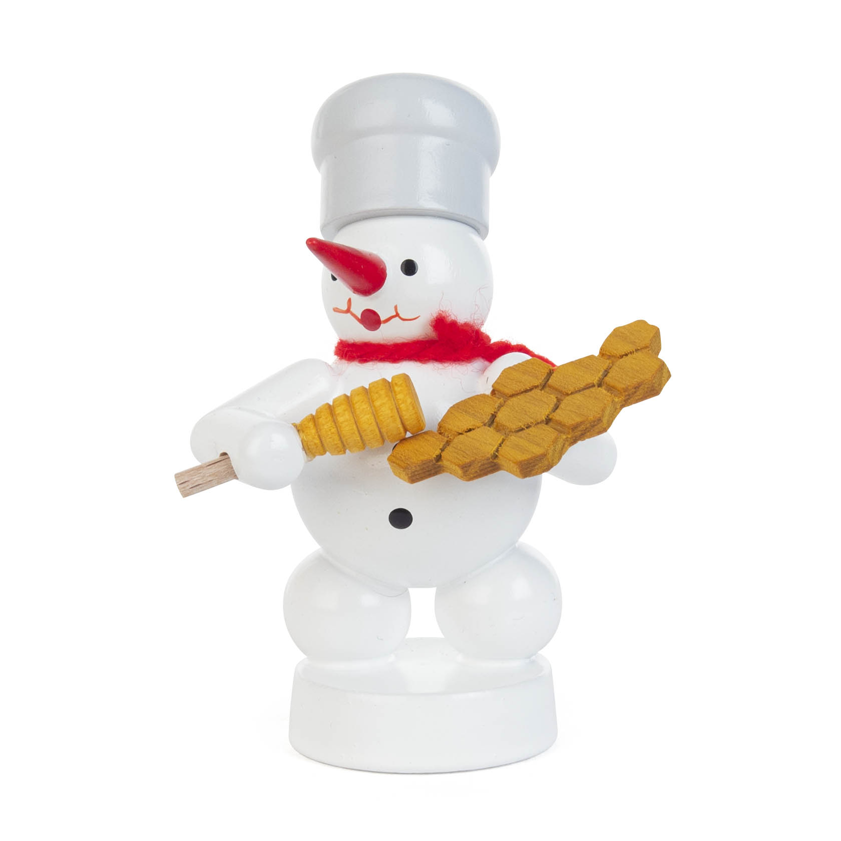 Ein hölzerner Schneemann mit rotem Schal und grauer Bäckermütze hält eine Bienenwabe und einen Kegel in den Händen. im Dregeno Online Shop günstig kaufen