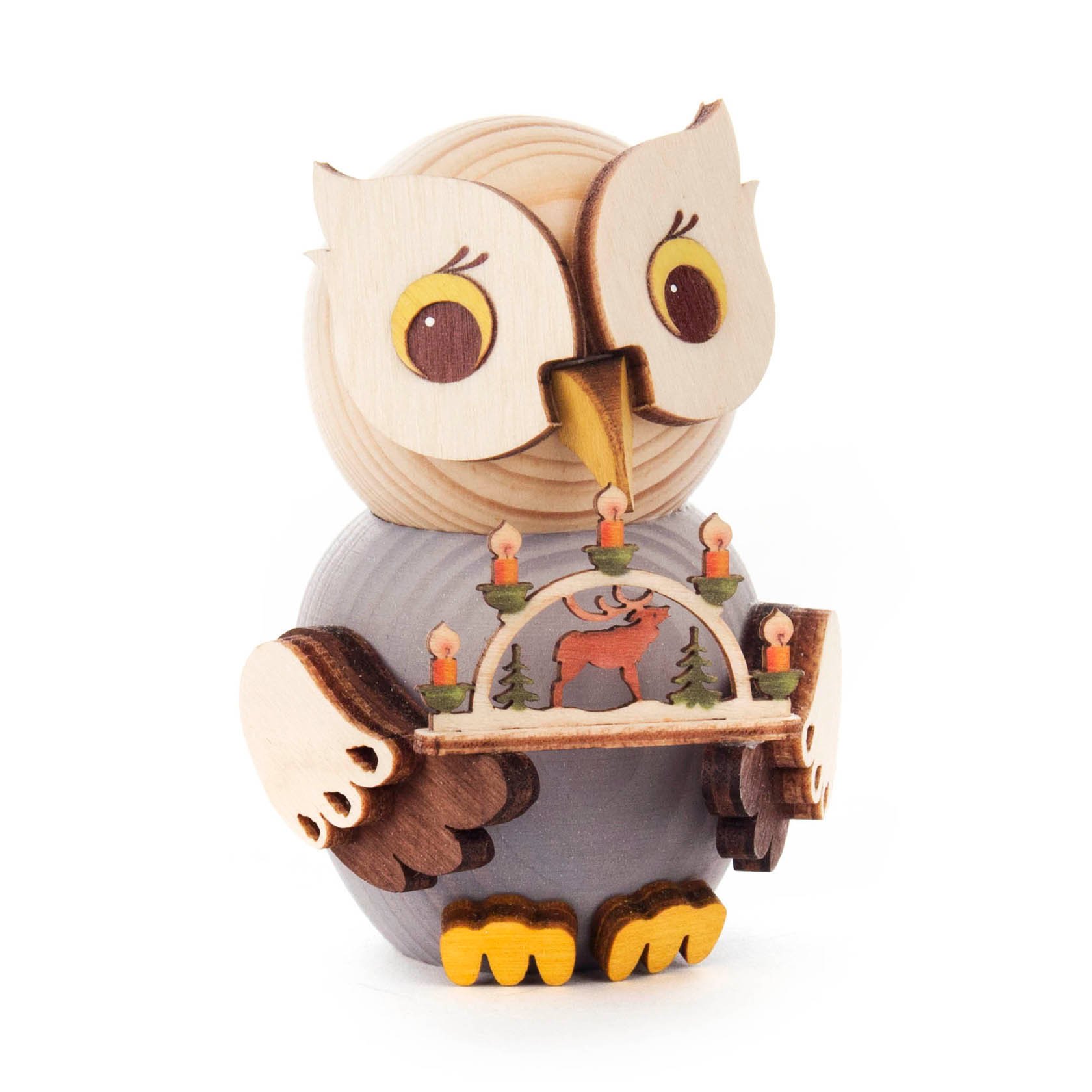 A small, handcrafted wooden owl with large eyes holds a tiny arched structure decorated with candles and a reindeer figure. im Dregeno Online Shop günstig kaufen