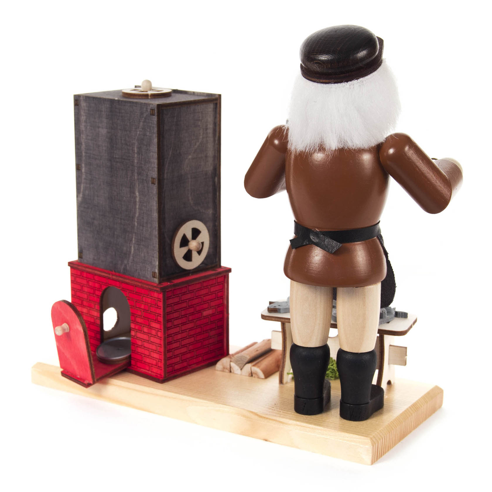 Holzfigur eines Mannes mit braunem Mantel, schwarzem Hut und weißem Bart, steht vor einem detaillierten Räucherofen. Die Figur trägt eine Lederschürze.