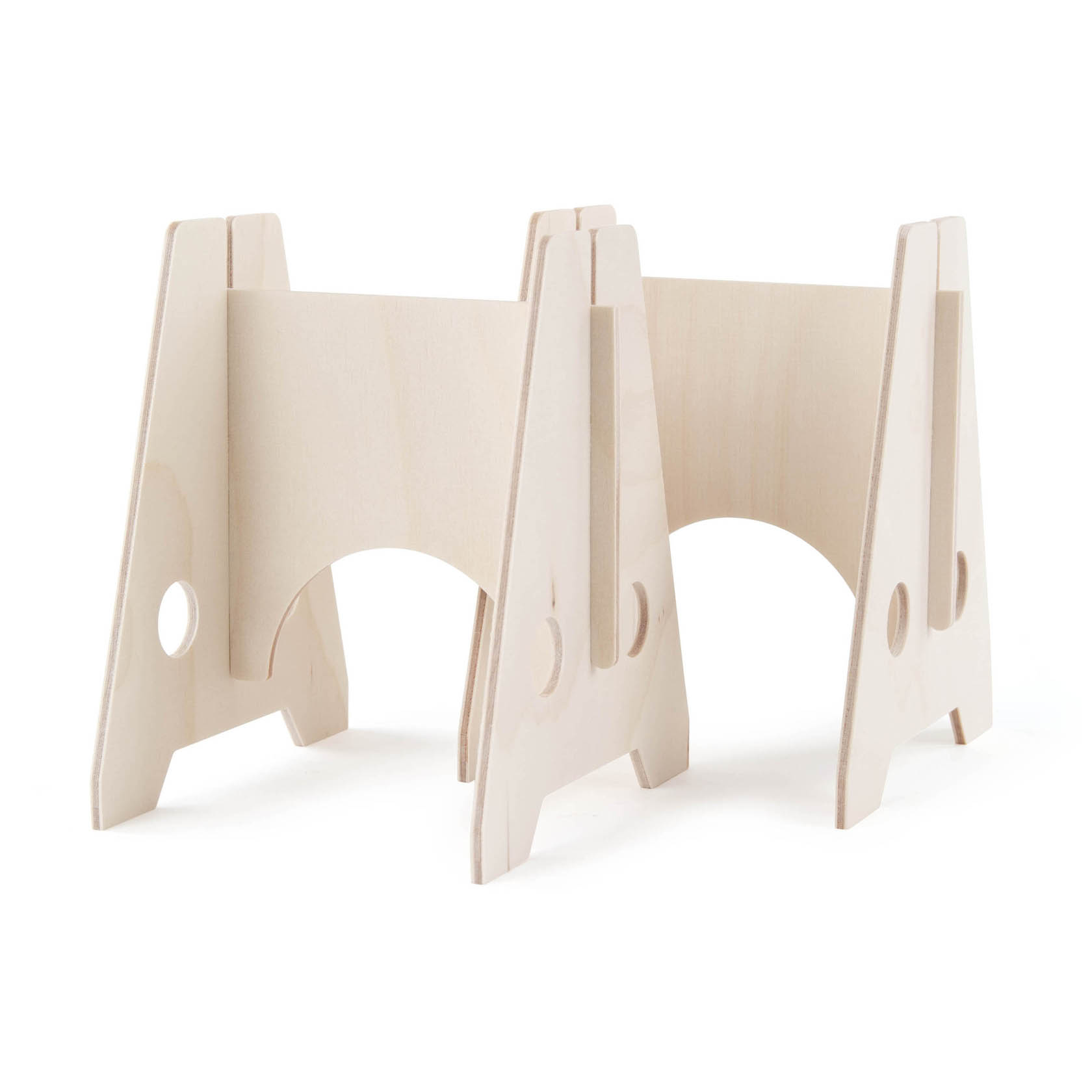 Zwei steckbare Schwibbogenuntersetzer aus hellem Holz, die als stabile Basis dienen. Sie haben eine A-förmige Struktur mit runden Aussparungen. im Dregeno Online Shop günstig kaufen