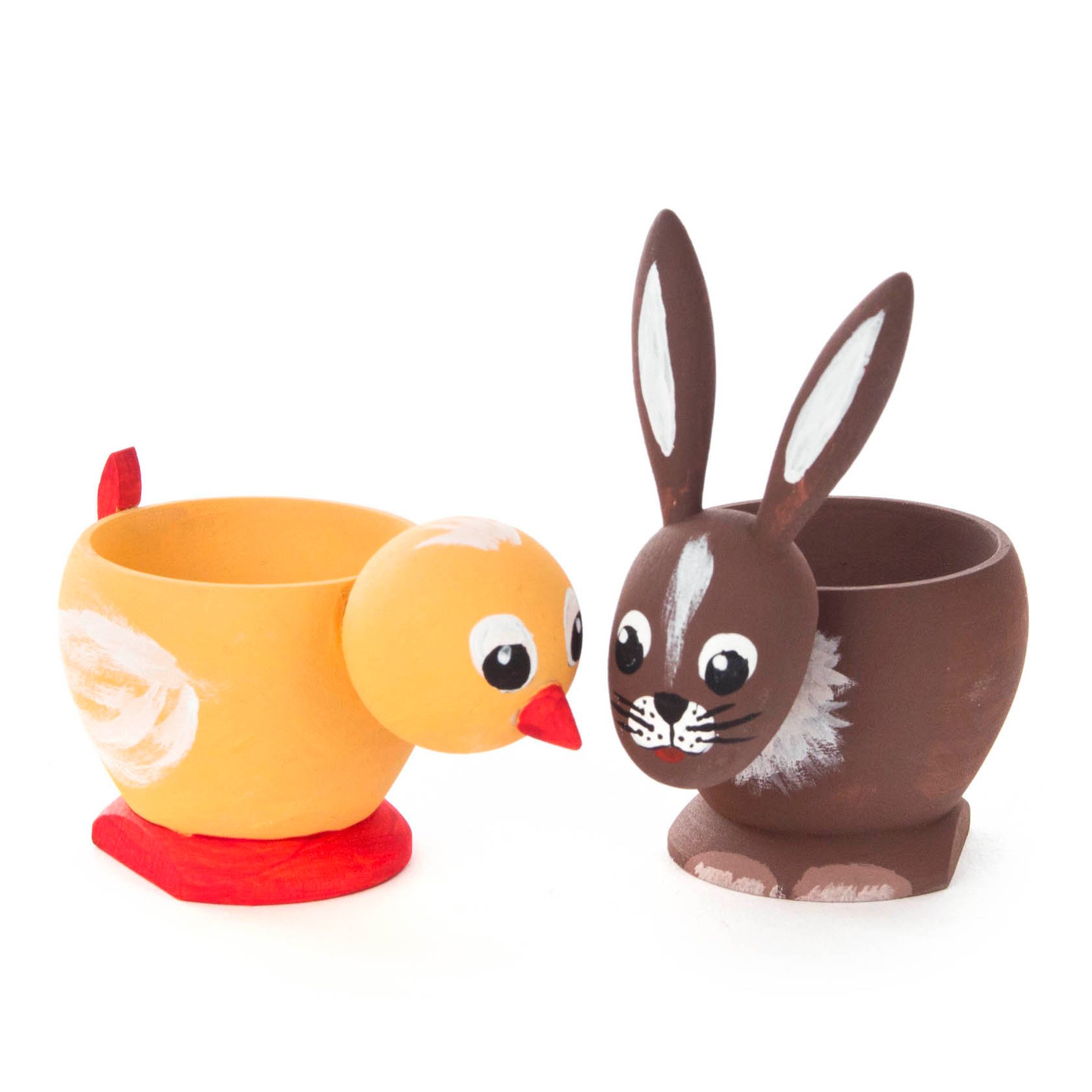 Ein Bastelset mit zwei Eierbechern: ein gelbes Küken mit rotem Schnabel und schwarzen Augen, sowie ein brauner Hase mit langen Ohren und weißen Details. im Dregeno Online Shop günstig kaufen
