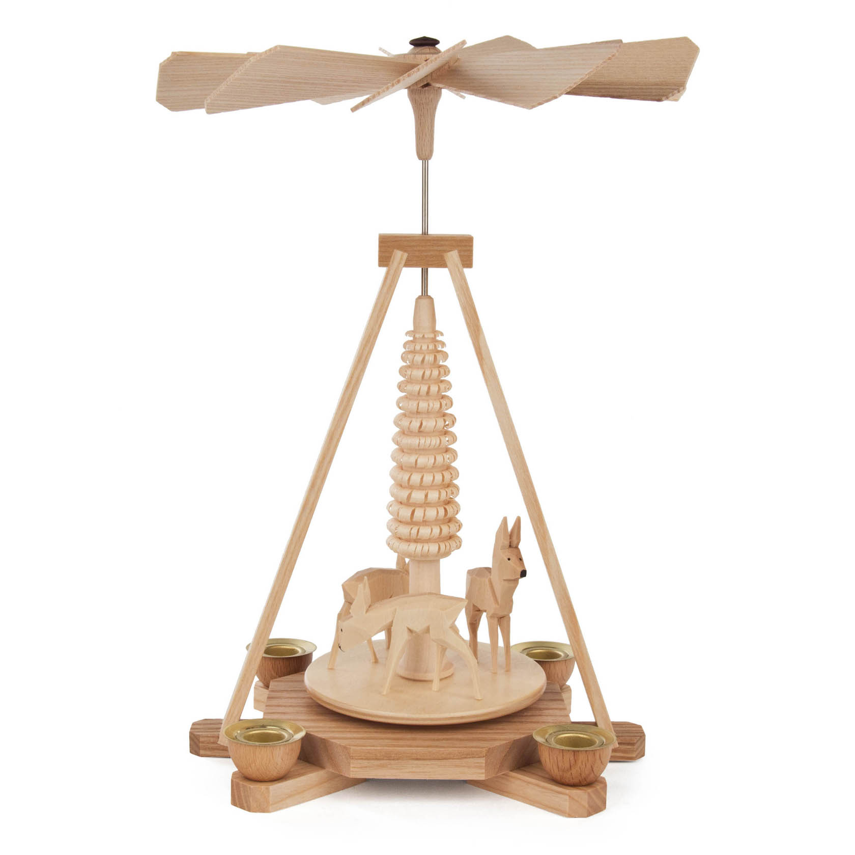 Holzpyramide mit einem Fichtenbaum und zwei Rehen darunter, umgeben von vier Kerzenhaltern. Ein Propeller aus Holz ist oben angebracht. im Dregeno Online Shop günstig kaufen