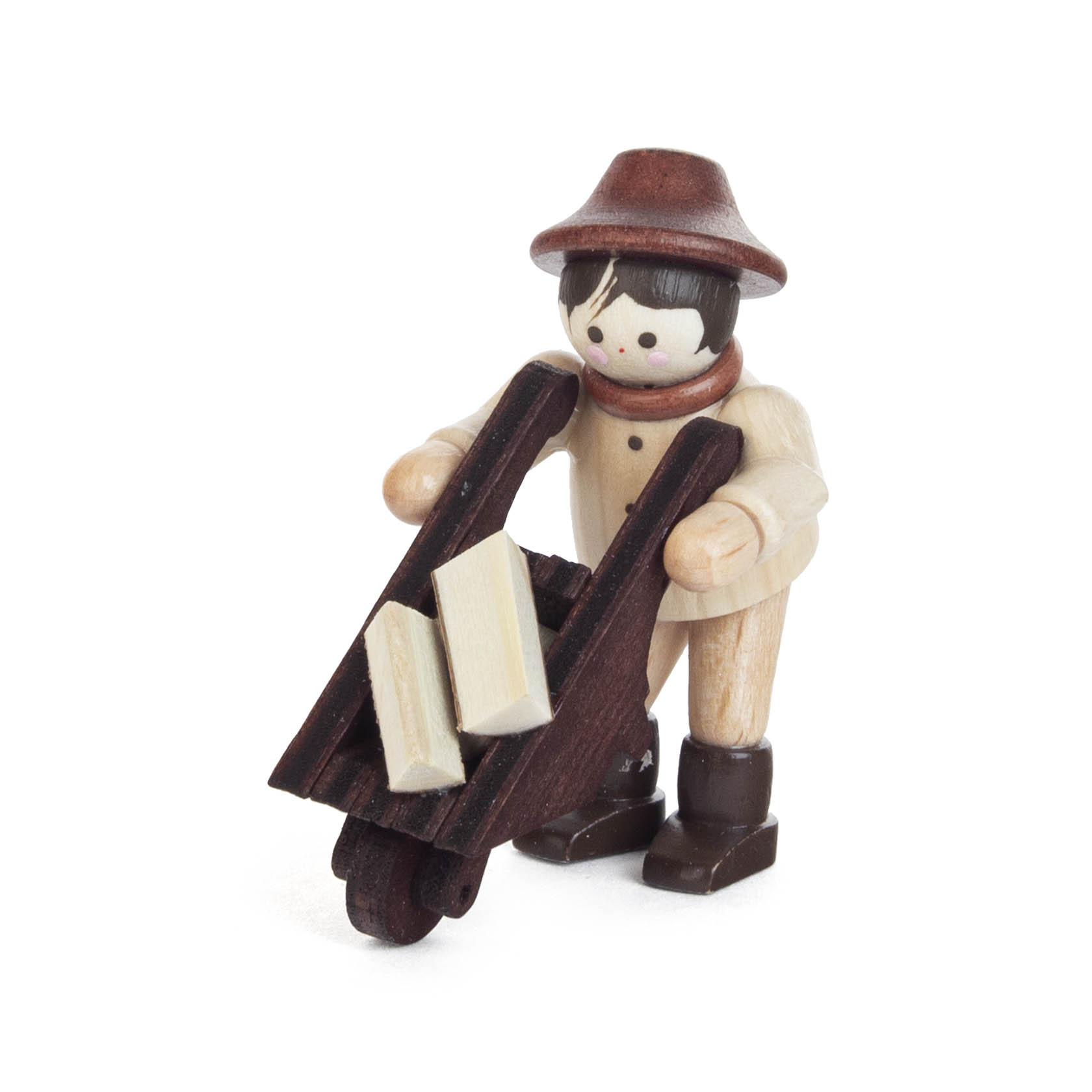 Kleine handgefertigte Holzfigur, die einen Miniatur-Schubkarren mit zwei Holzscheiten vor sich her schiebt. Die Figur trägt einen Hut und einen Schal. im Dregeno Online Shop günstig kaufen