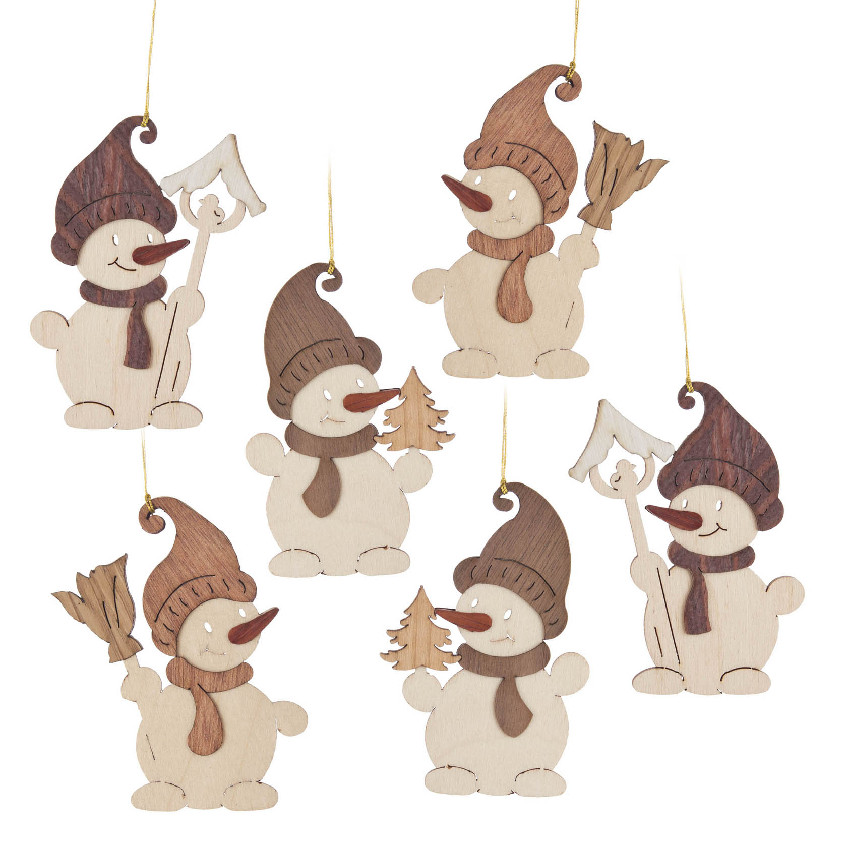 Sechs aus Holz gefertigte Schneemann-Dekorationen mit Mützen und Besen; einige halten einen Stern oder einen Weihnachtsbaum. im Dregeno Online Shop günstig kaufen