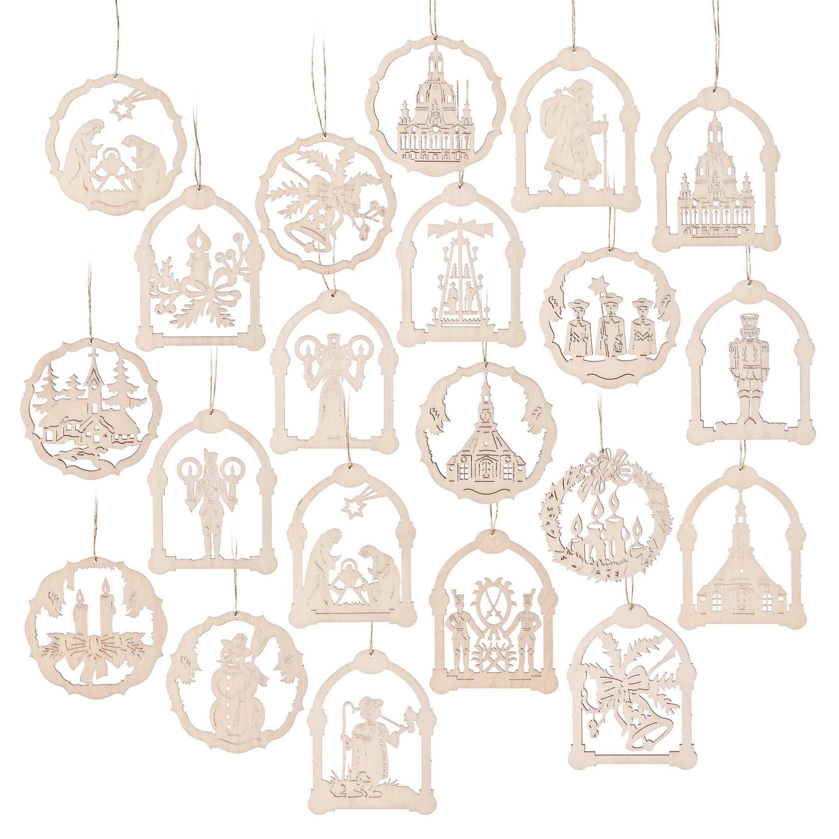 18 Weihnachtsschmuck-Anhänger aus Holz mit filigranen ausgeschnittenen Designs. Motive umfassen Engel, Schneemänner, Kirchen, Weihnachtsbaum und Kerzen. im Dregeno Online Shop günstig kaufen
