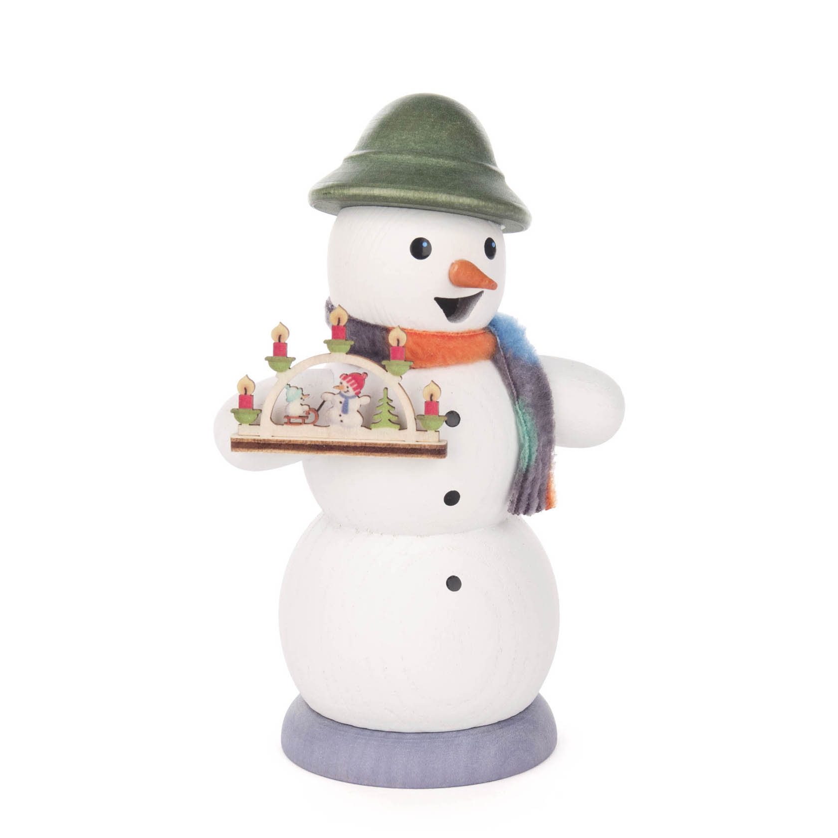 Ein weißer Holz-Schneemann als Räuchermann, der einen bunten Schal und einen grünen Hut trägt. Er hält einen Schwibbogen mit Kerzen und einem kleinen Schneemann. im Dregeno Online Shop günstig kaufen