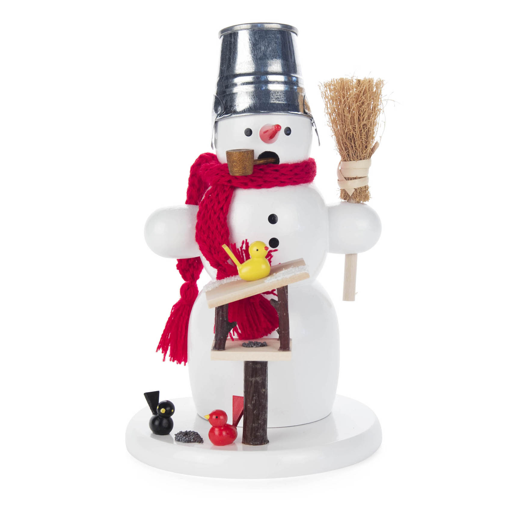 Ein Schneemann-Räuchermann mit rotem Schal, Eimer auf dem Kopf, Pfeife im Mund, Besen in der Hand und einem Vogelhaus mit gelbem Vogel
