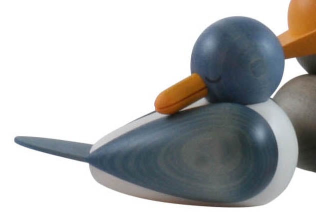 A blue, wooden, stylized seagull sleeping with its head resting over its folded wings. im Dregeno Online Shop günstig kaufen