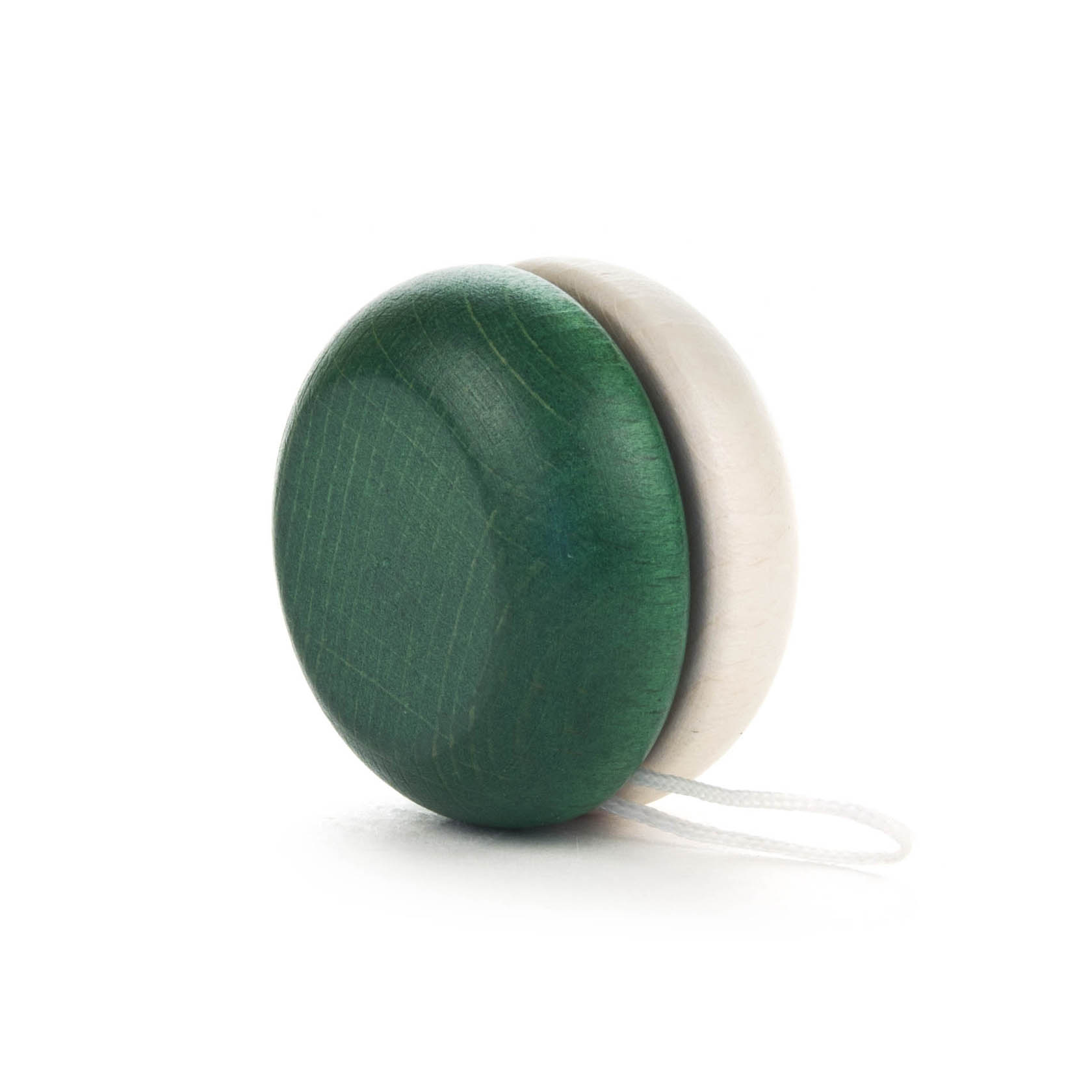 Ein Jo-Jo mit einer Seite in natürlichem Holzfarbton und die andere Seite in grün. Es ist mit einer weißen Schnur versehen. im Dregeno Online Shop günstig kaufen