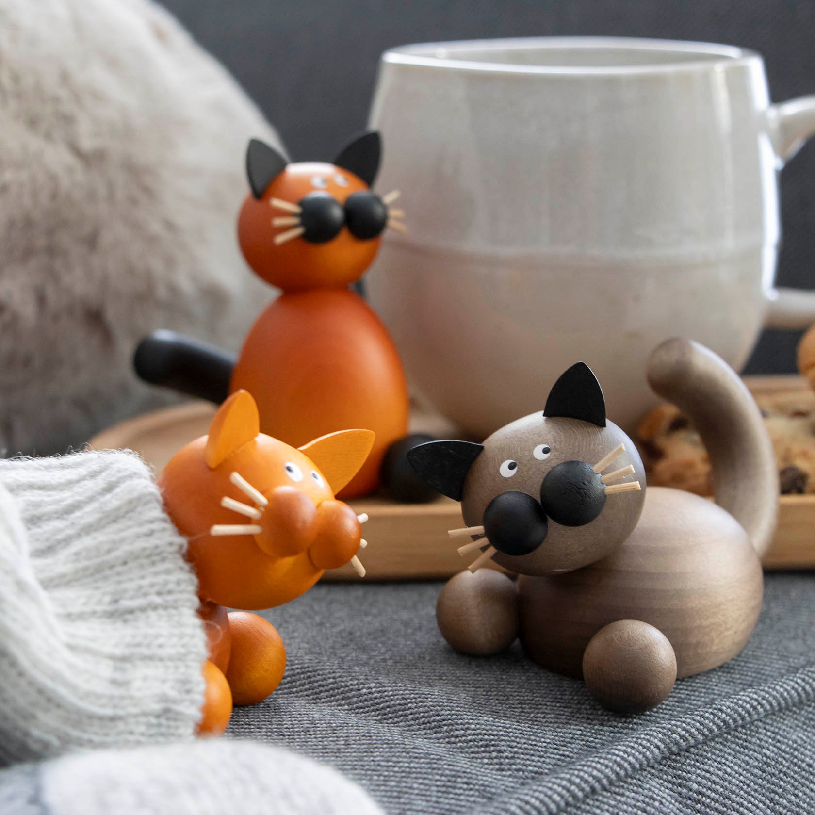 Katze Bommel, sitzend