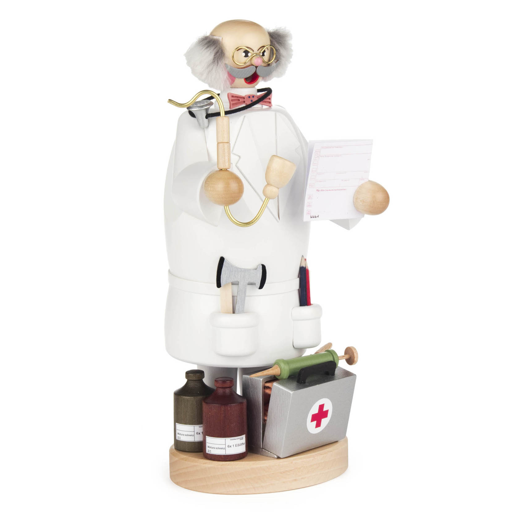 Holzfigur eines Arztes im weißen Kittel, mit Stethoskop, Brille und roter Fliege, hält ein Papier und hat Medizinflaschen sowie eine Arzttasche dabei.