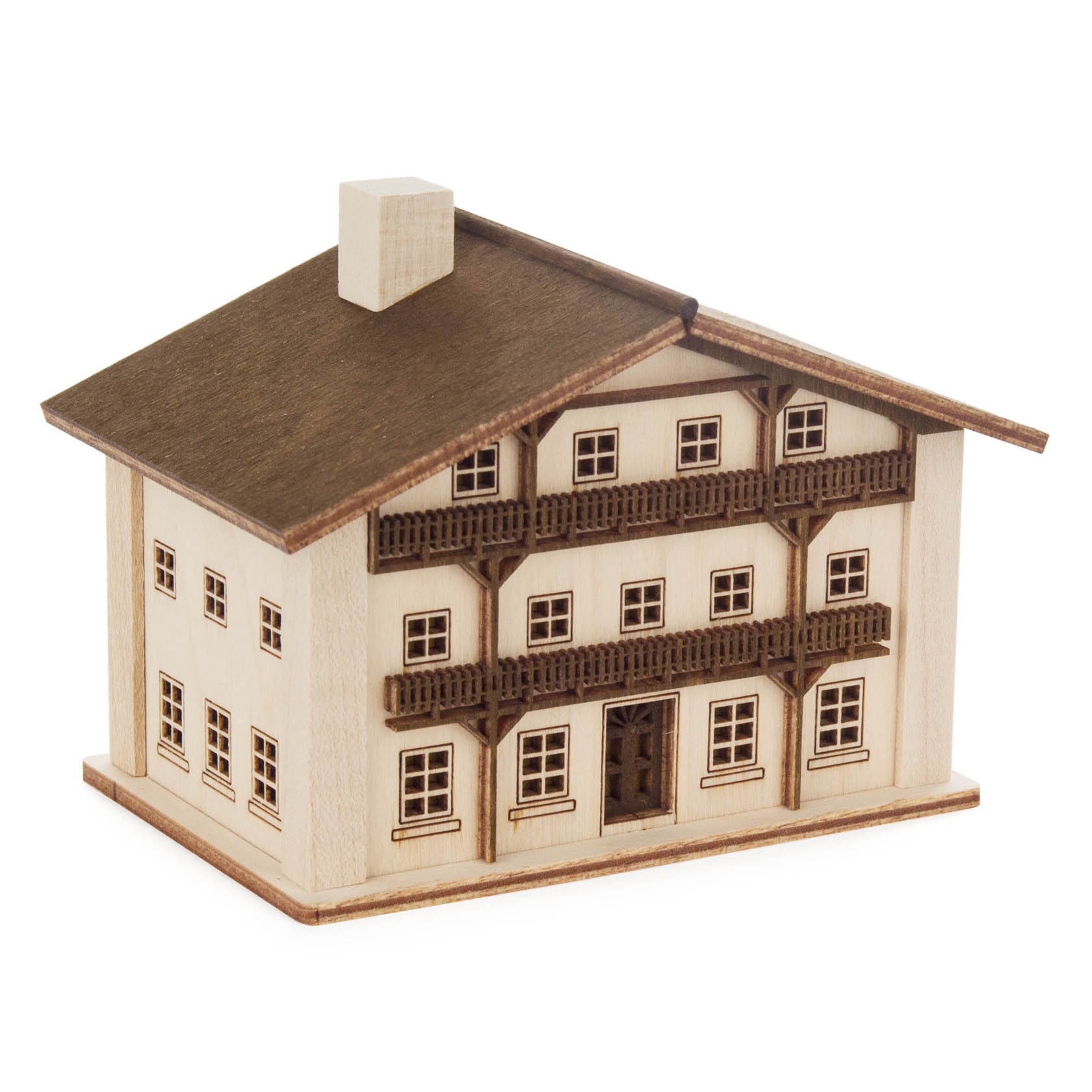 Ein hölzernes Lichterhaus in Form eines traditionellen Berghauses mit detailreichen Fenstern und Balkonen. im Dregeno Online Shop günstig kaufen