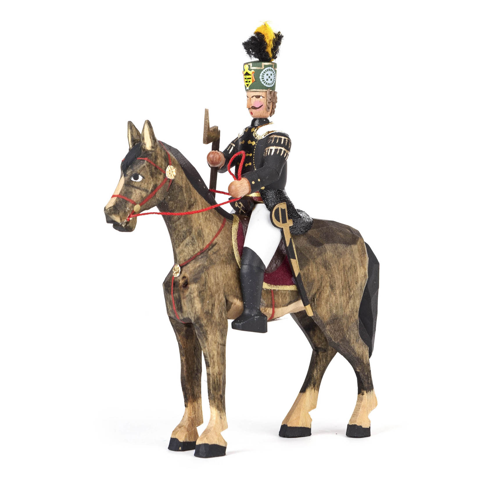 Traditionelle Holzfigur eines sächsischen Berggeschworenen in Uniform auf einem braunen Pferd, mit Zylinder und Feder geschmückt. im Dregeno Online Shop günstig kaufen