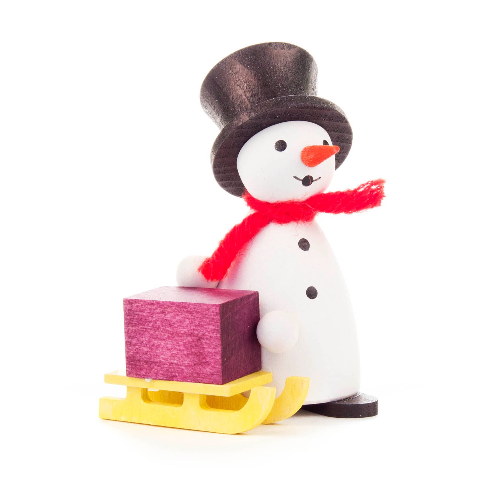 Ein Holzschneemann mit Zylinder und rotem Schal, hält einen gelben Schlitten mit einem lila Geschenk darauf. im Dregeno Online Shop günstig kaufen