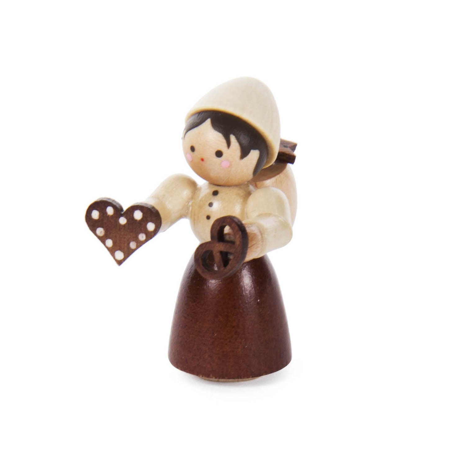 Holzfigur eines Mädchens mit braunem Rock, hellem Oberteil und Mütze. Sie hält einen herzförmigen Pfefferkuchen mit Zuckerglasur in den Händen. im Dregeno Online Shop günstig kaufen