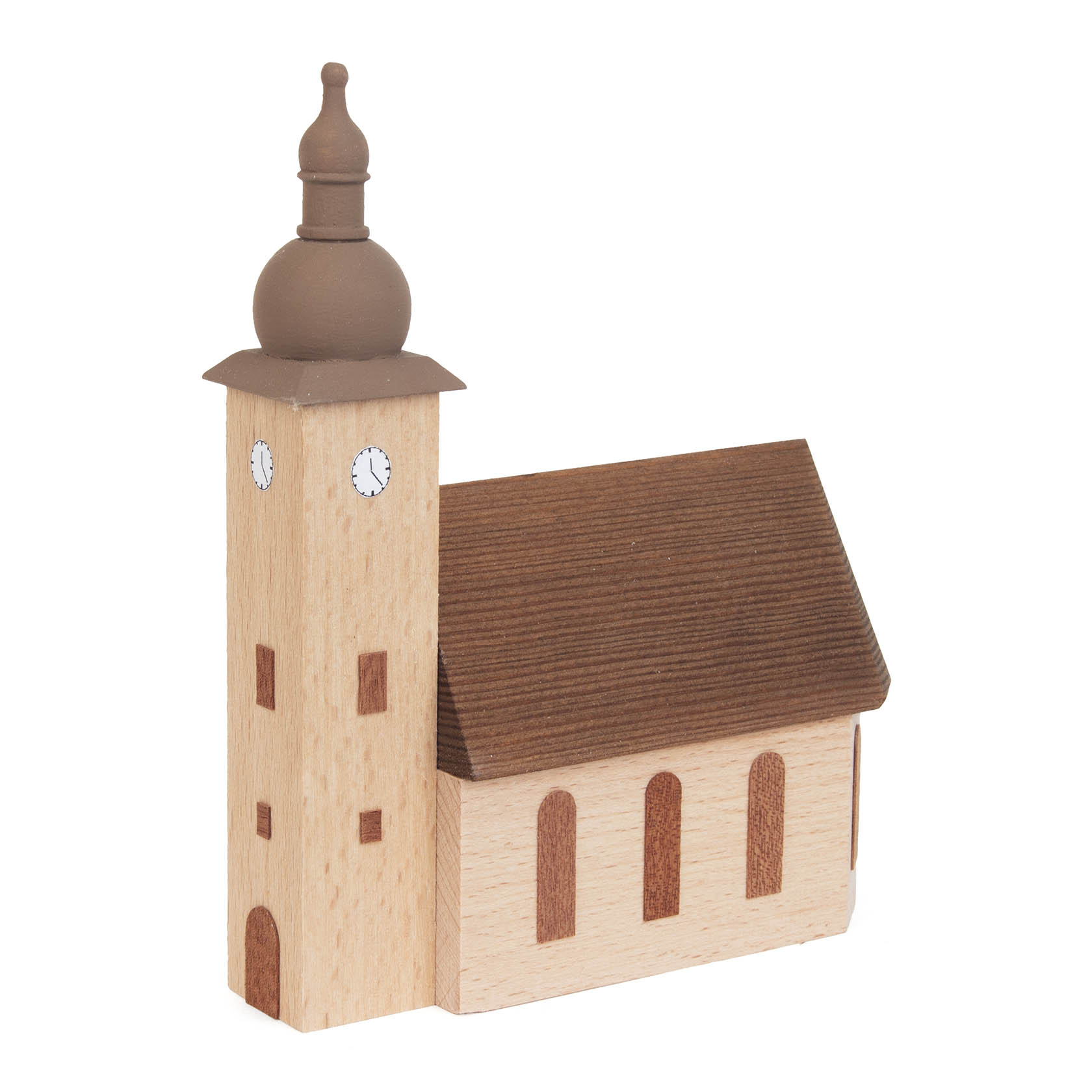 Holzmodell einer Stadtkirche mit einem quadratischen Turm, der zwei Uhren und eine Zwiebelturmspitze hat. Das Kirchenschiff ist mit einem Satteldach ausgestattet.