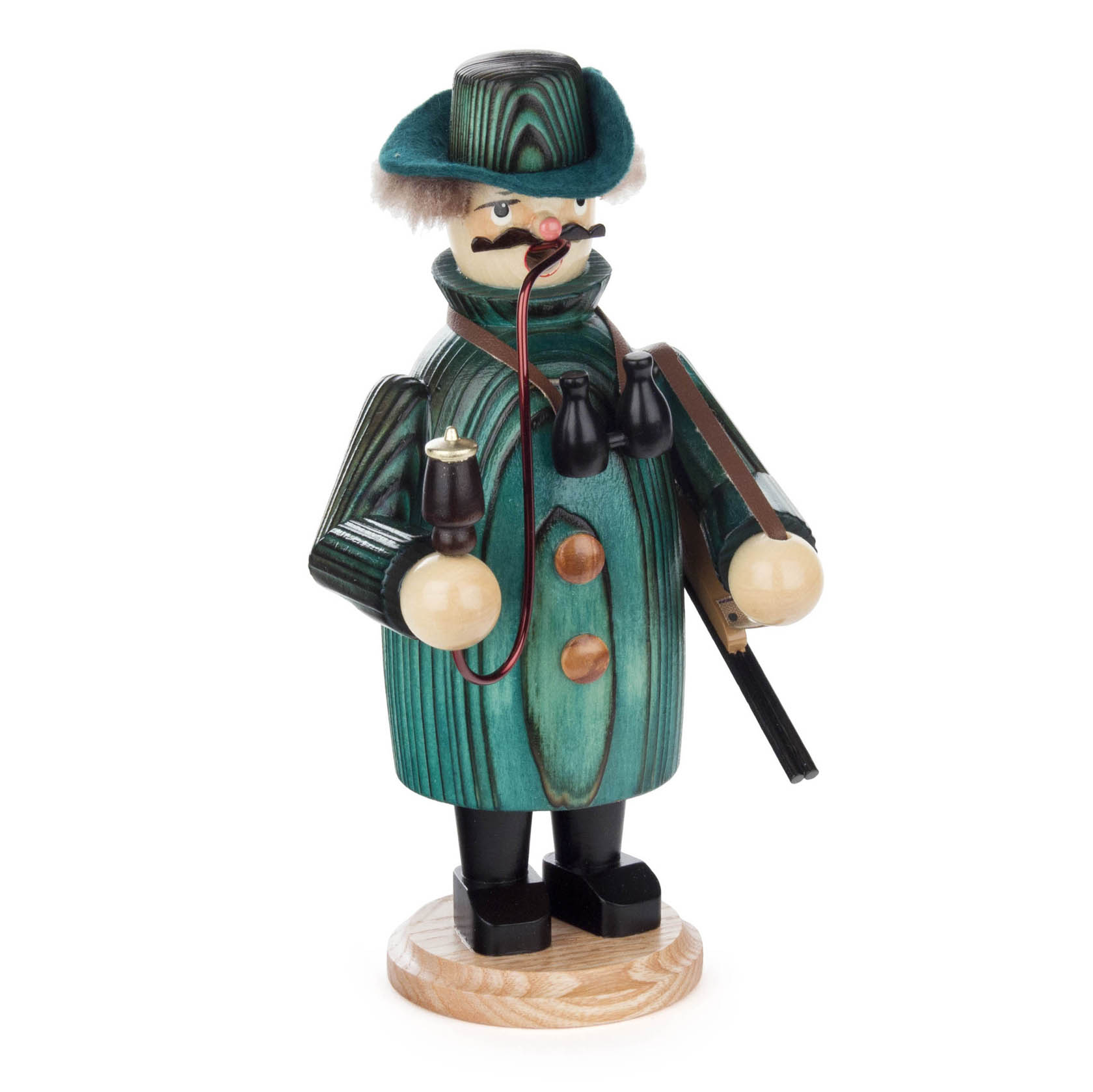 Ein traditioneller grüner Räuchermann in Form eines Jägers, mit Pfeife, Gewehr und Bart.