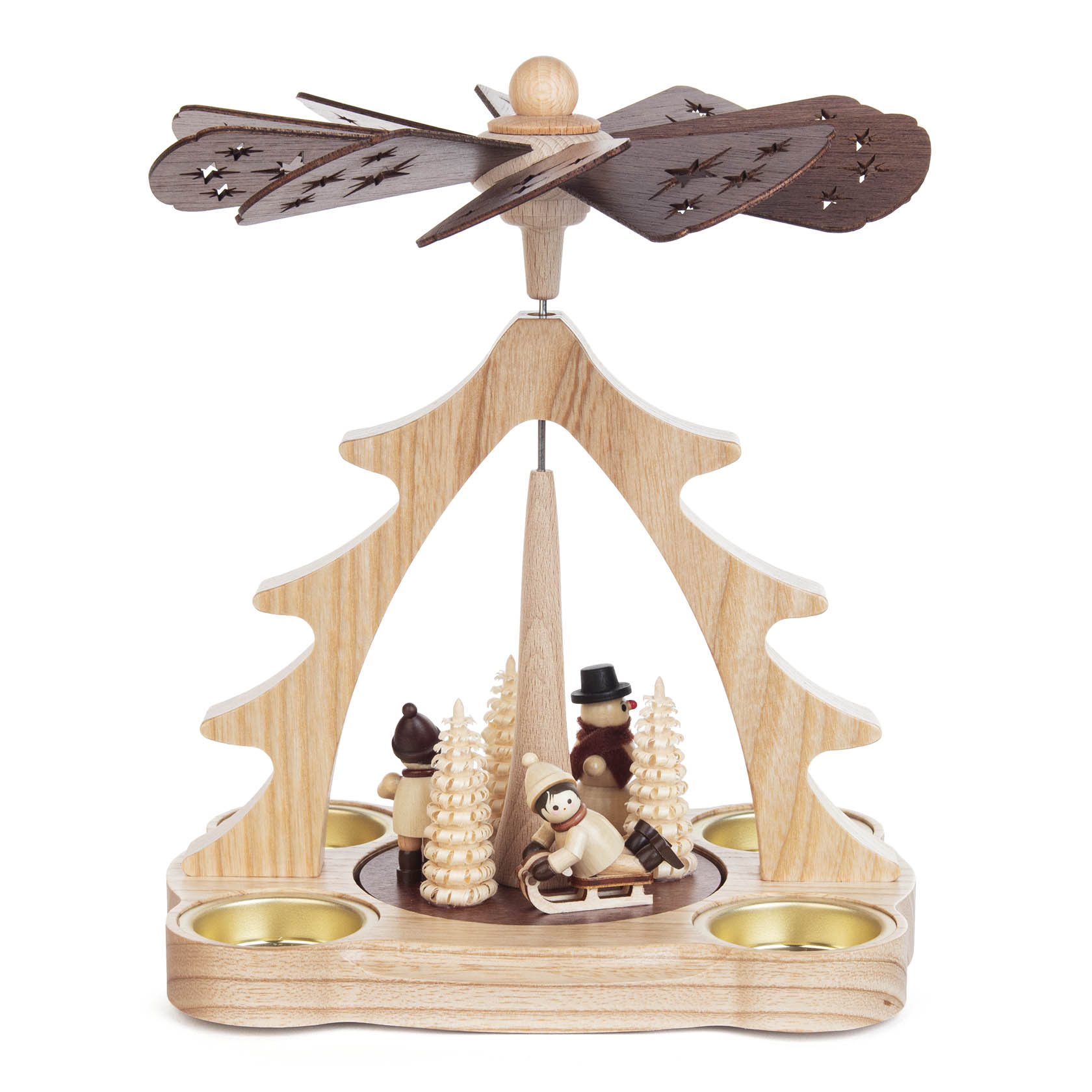 Holzpyramide mit handgeschnitzten Winterkindern in winterlicher Szene. Kinder ziehen Schlitten, umgeben von Bäumen, angetrieben durch Kerzenwärme. im Dregeno Online Shop günstig kaufen