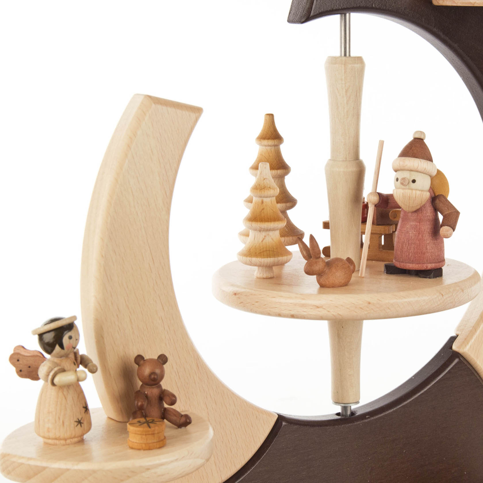 Holzpyramide mit einem Weihnachtsmann, zwei Tannenbäumen, einem Engel mit Geige, einem sitzenden Bären und einem Hasen. Geeignet für Teelichte.