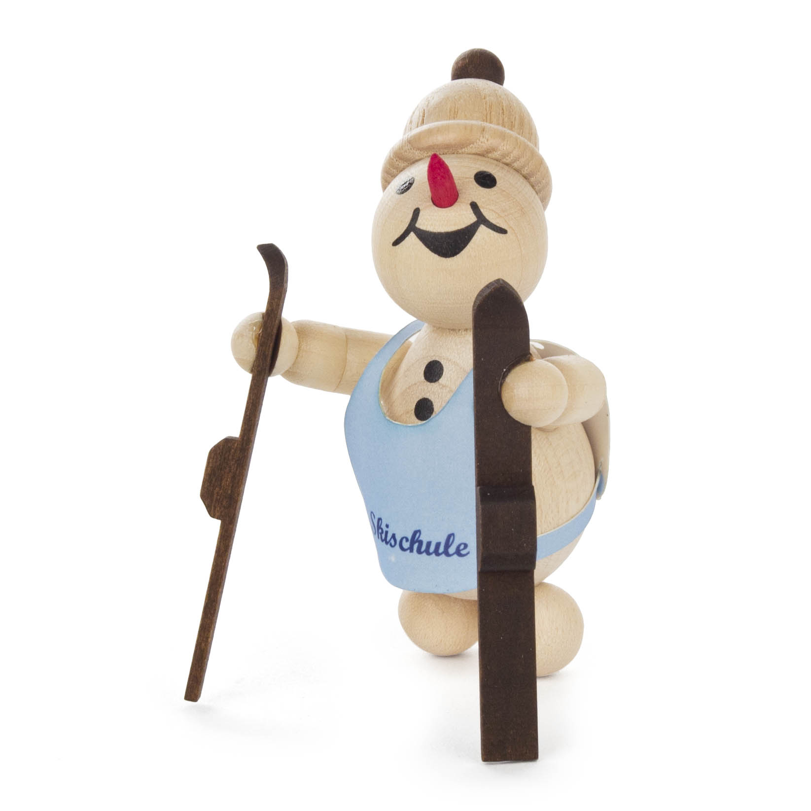Holzfigur eines lächelnden Schneemanns mit roter Nase. Der Schneemann trägt Skier und einen blauen Skischul-Pullover.