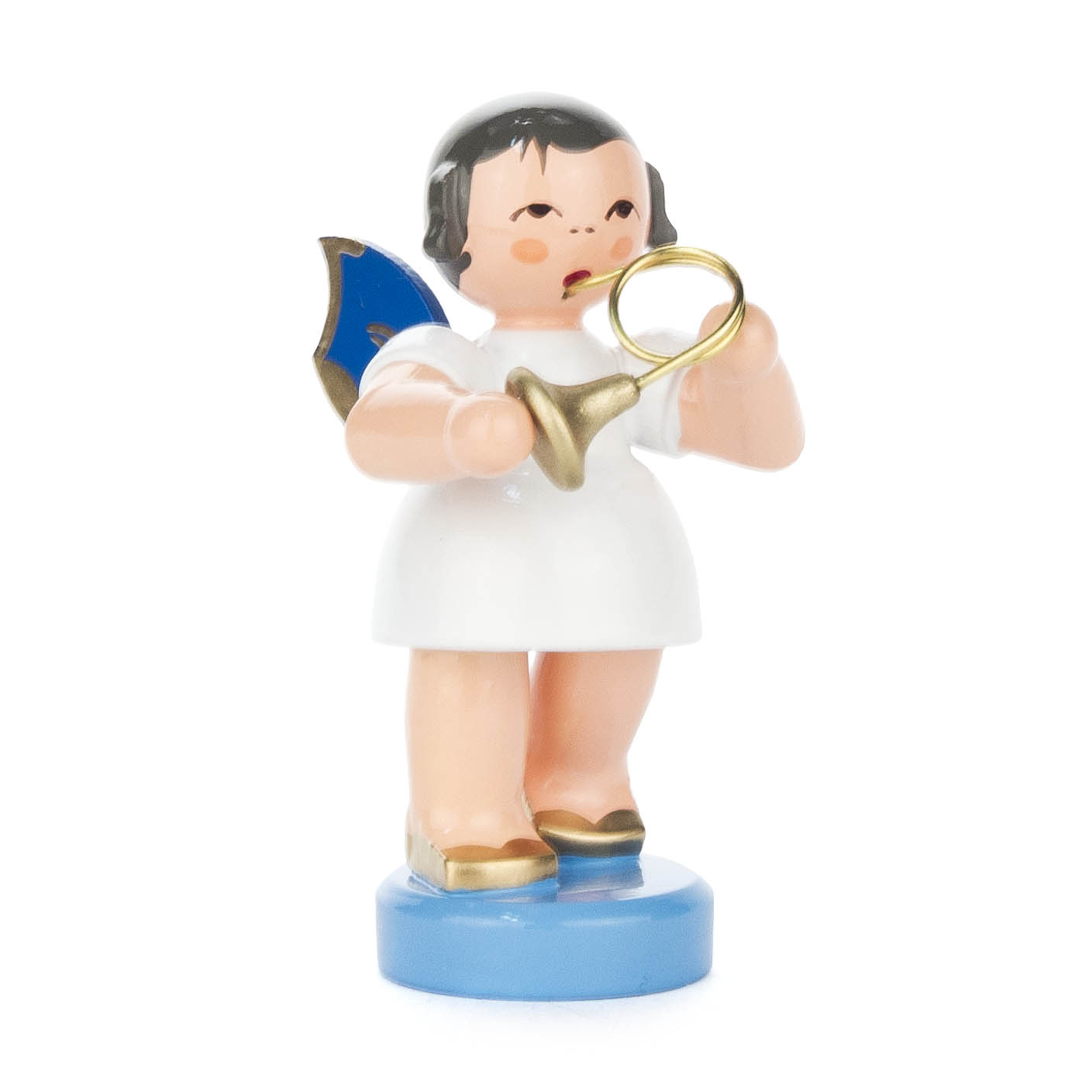 Eine Engel-Figur mit blauen Flügeln spielt ein Waldhorn und steht auf einem blauen Sockel. Der Engel trägt ein weißes Gewand. im Dregeno Online Shop günstig kaufen