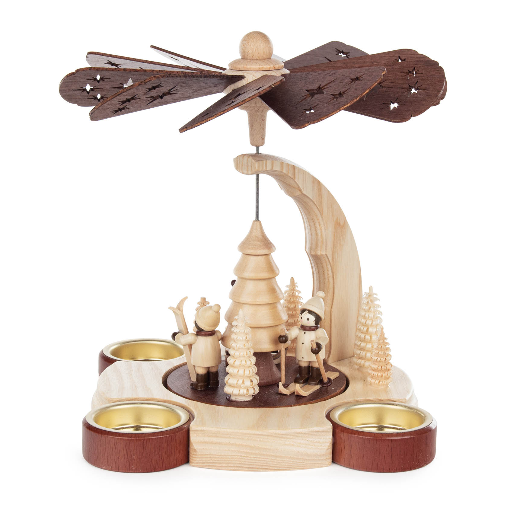 Holzpyramide mit Winterfiguren: Skifahrer, Schneemann und Weihnachtsbaum. Vier Teelichthalter und ein drehender Propeller an der Spitze.