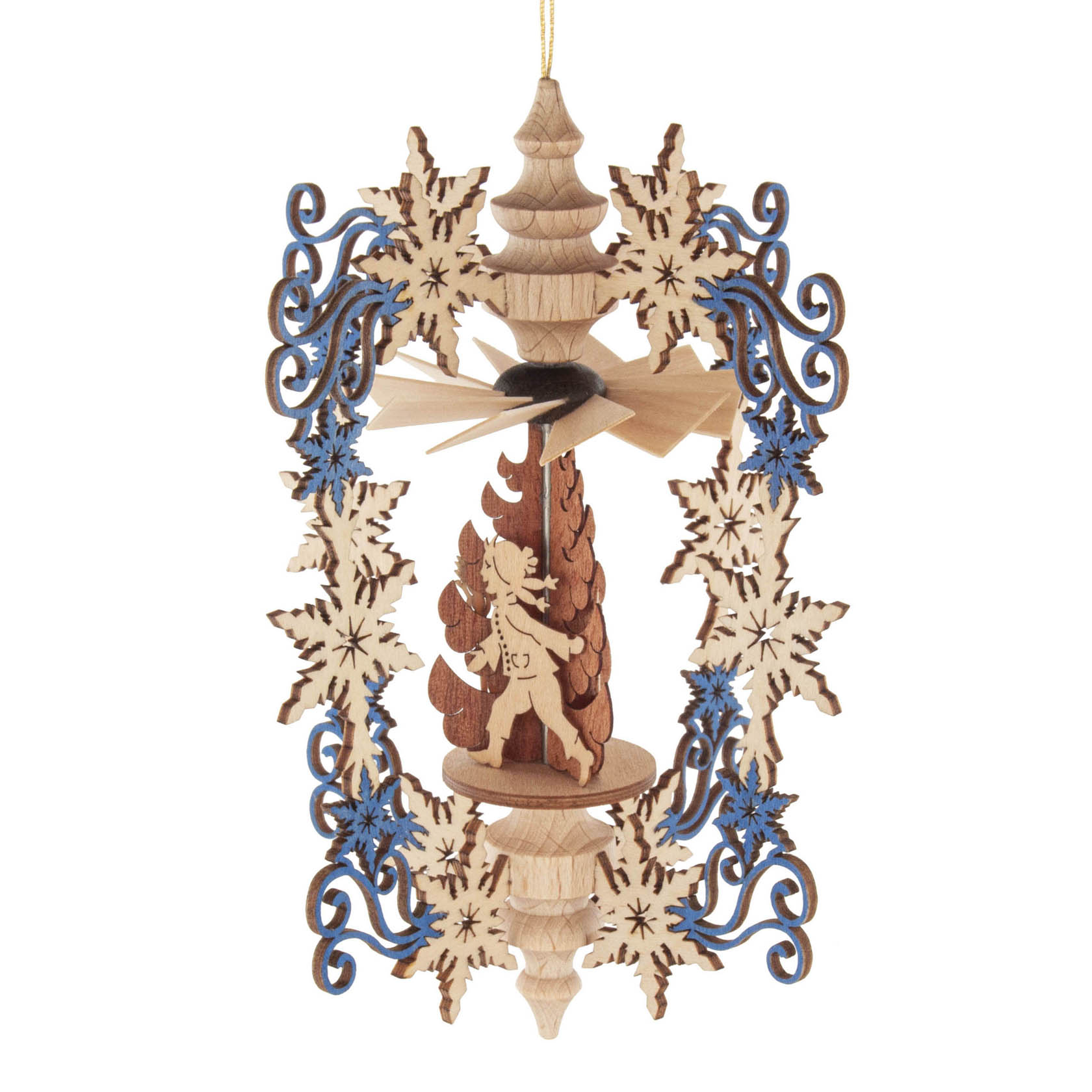Ein hölzernes Hängeornament, dekoriert mit blauen und weißen Schneeflocken und einem drehbaren Propeller. Im Zentrum steht eine geschnitzte Winterkindfigur. im Dregeno Online Shop günstig kaufen