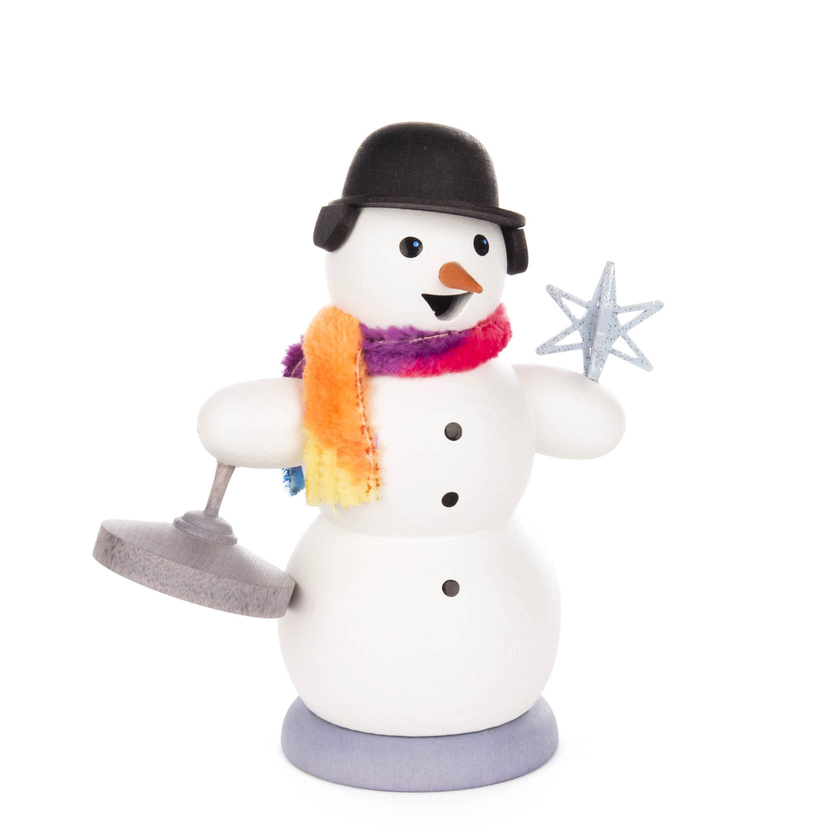 Ein Räuchermann in Form eines Schneemanns mit schwarzem Hut und bunter Schal, hält einen Eisstock und einen silbernen Stern. im Dregeno Online Shop günstig kaufen