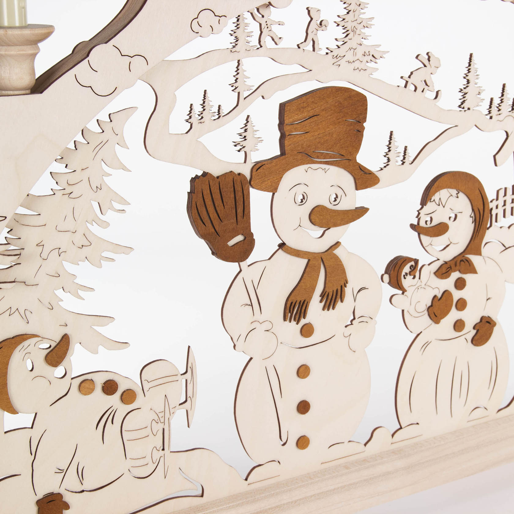 Ein Schwibbogen aus Holz mit drei Schneemännern, einer hält einen Besen und trägt einen Zylinder, ein anderer liegt, der dritte hält einen Schneeball.
