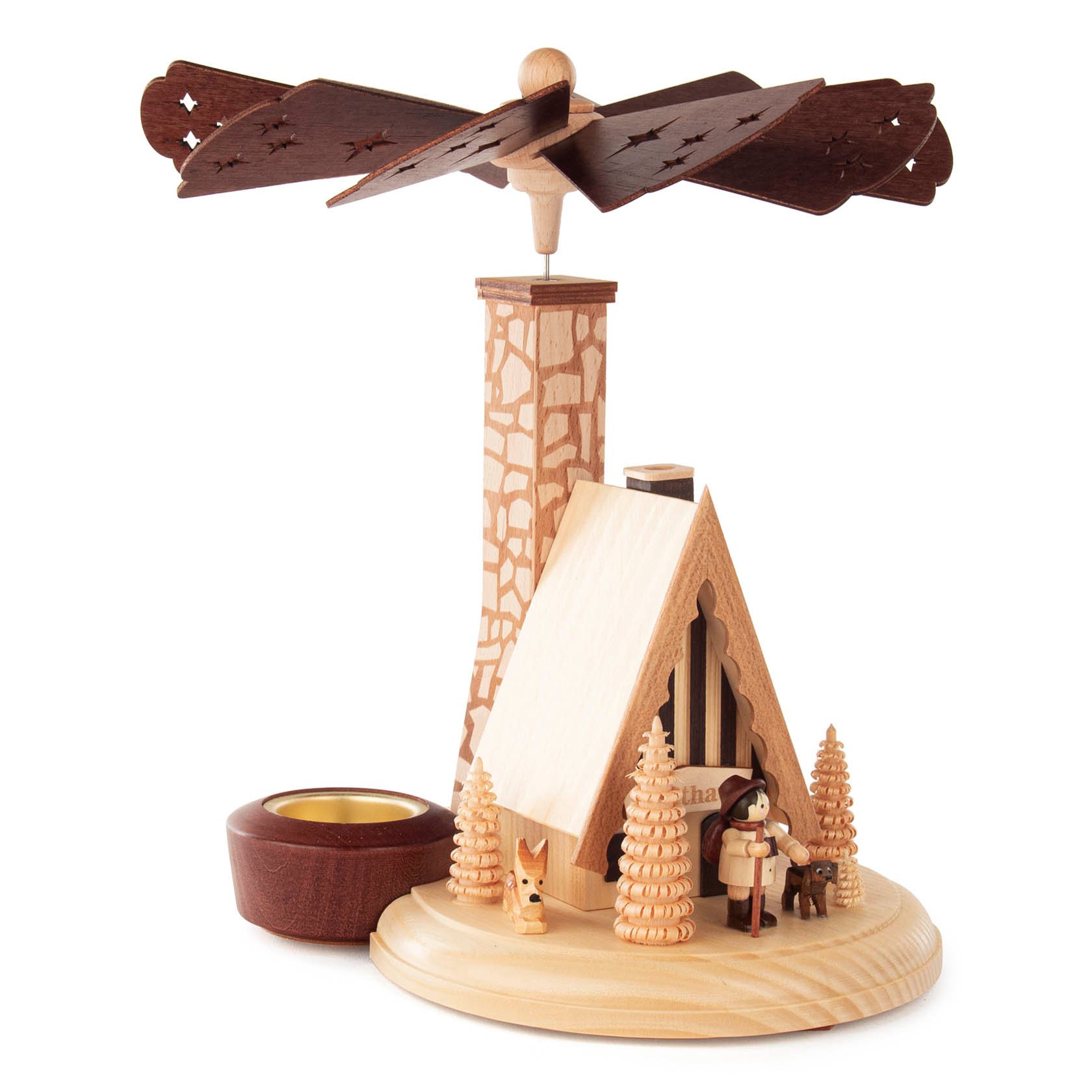 Holzräucherpyramide in Form eines Forsthauses mit Holzfiguren und Bäumen; ein Teelichthalter ist integriert.