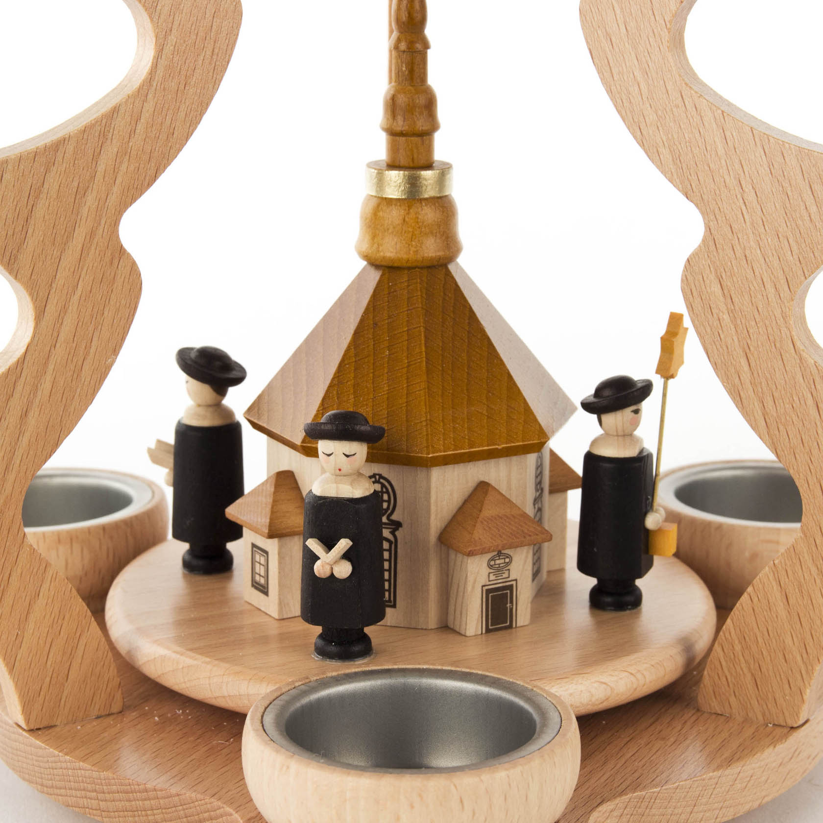 Holzpyramide mit Seiffener Kirche in der Mitte, umgeben von vier kurrende Figuren, geeignet für Teelichter.
