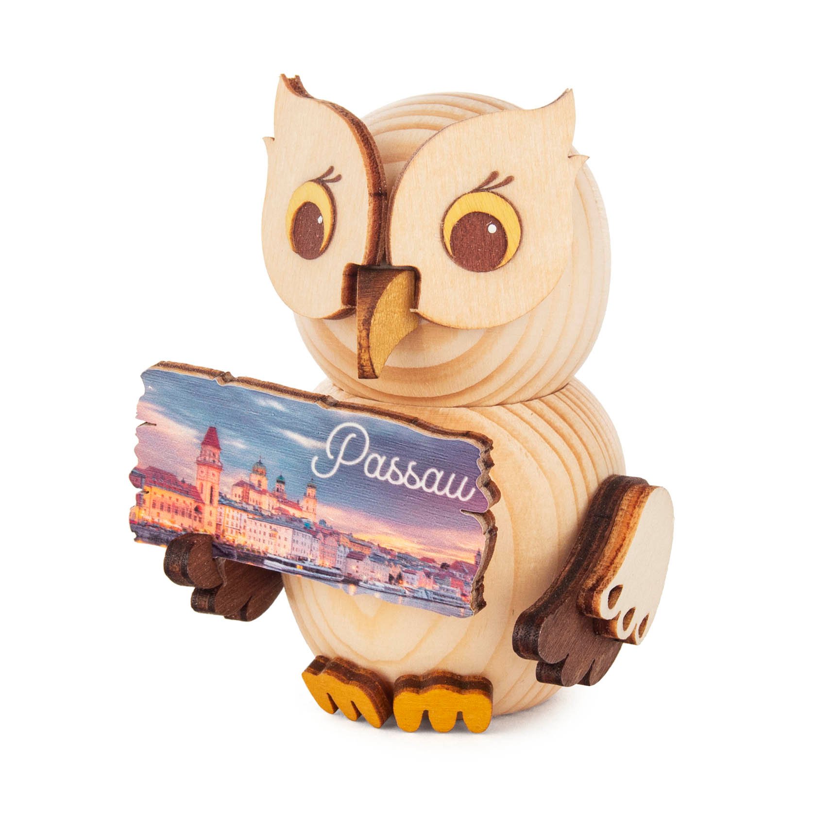 Wooden owl figurine holding a sign with the word 'Passau' and an image of a cityscape. im Dregeno Online Shop günstig kaufen