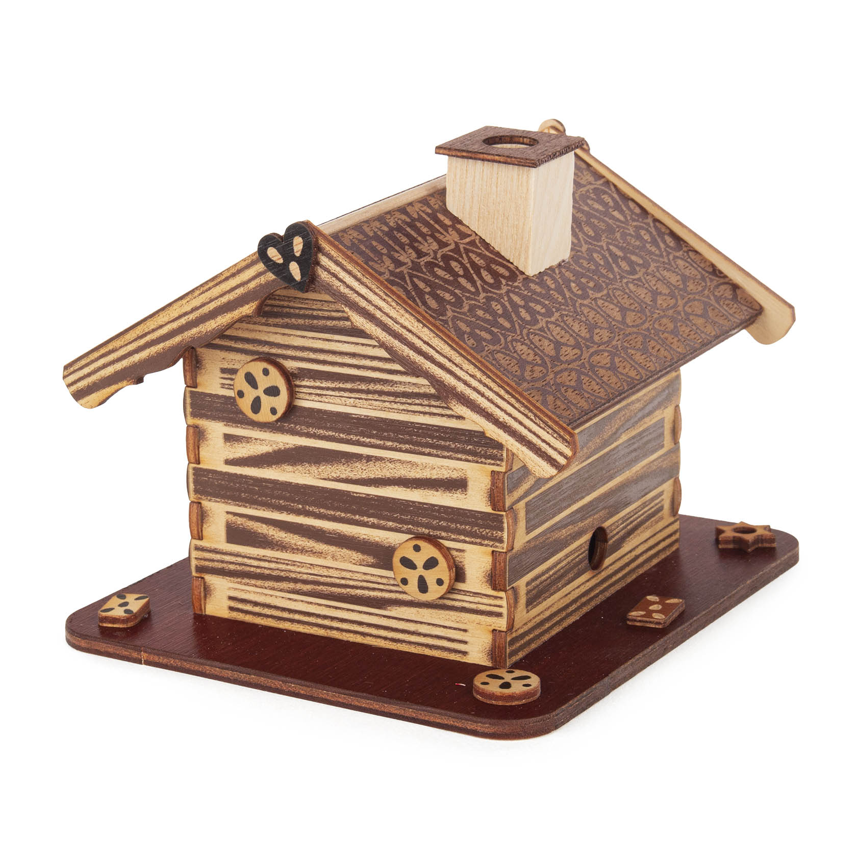 Handgefertigtes Holzräucherhaus in Form eines Pfefferkuchenhauses mit aufwändigem Muster und Beschriftung 'Pfefferkuchenhaus' auf dem Dach.